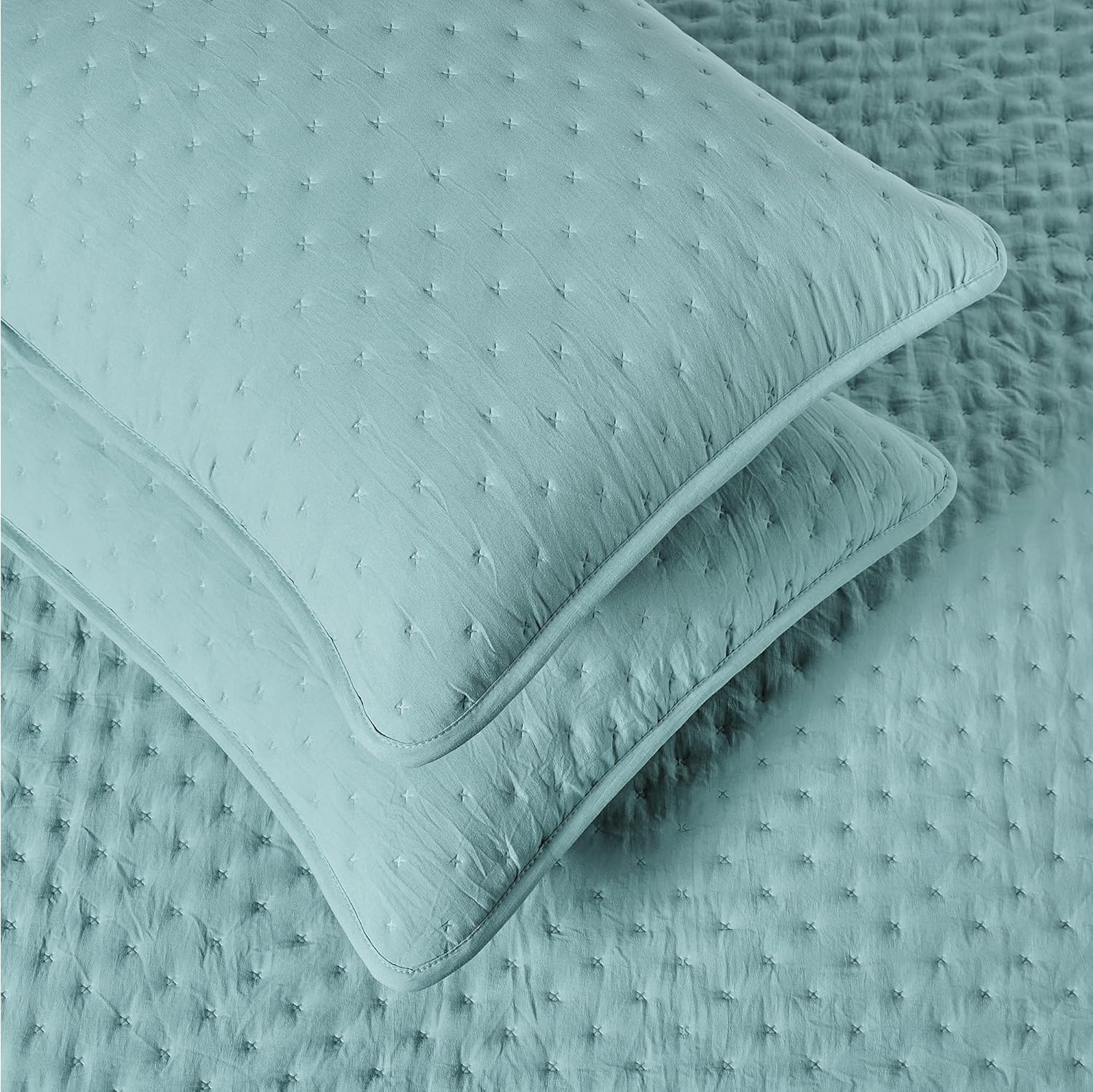 Amazon Basics Brushed Microfiber Quilt Set, Extra Soft with Natural Texture, 3-Piece, Queen/Full, Blue