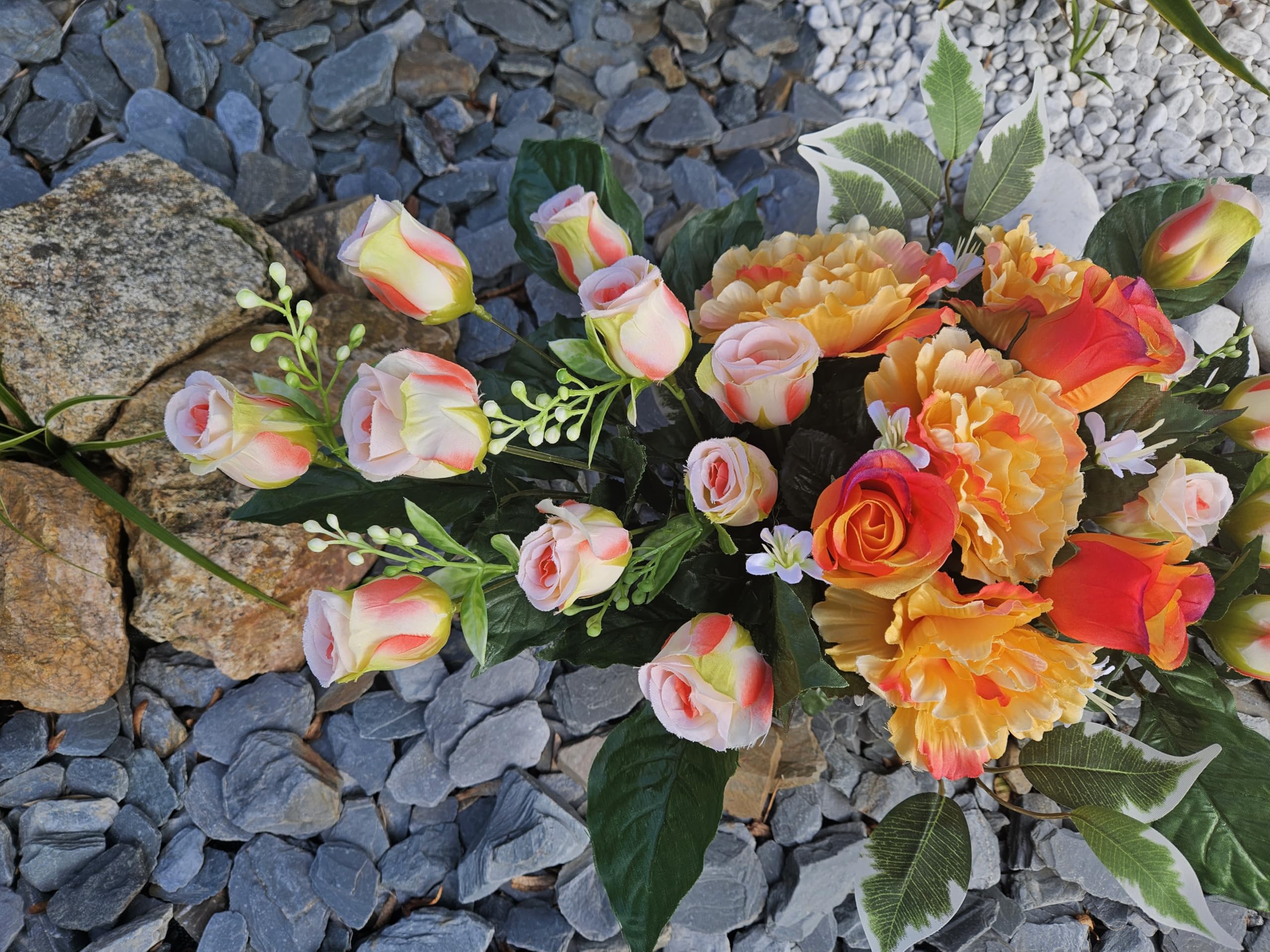 Composition de Fleurs Artificielles Lesté Ciment pour Une Parfaite Tenue à L' extérieur. Réalisé par nos Soins, Fleurs de Qualité.