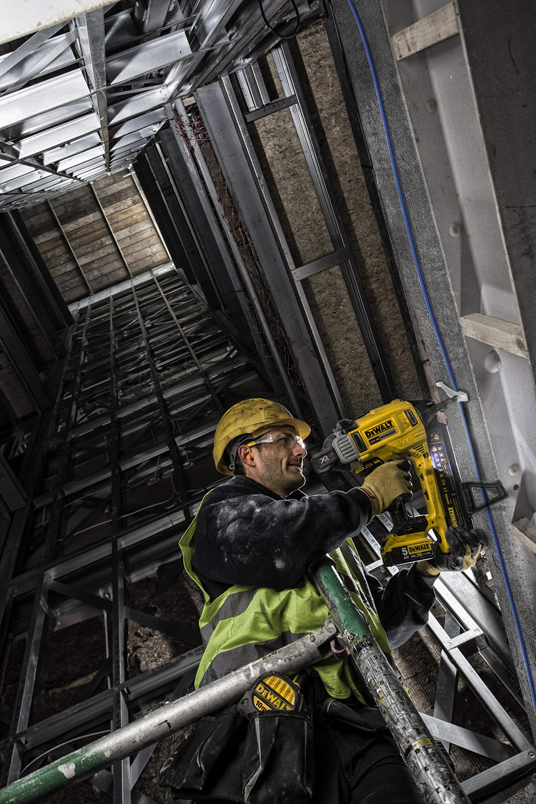 DEWALT DCN890P2-QW - Clavadora de Hormigón sin escobillas XR 18V con 2 baterías Li-Ion 5,0Ah para clavos 15° de 2,6-3,7mm diámetro y 13-57mm largo