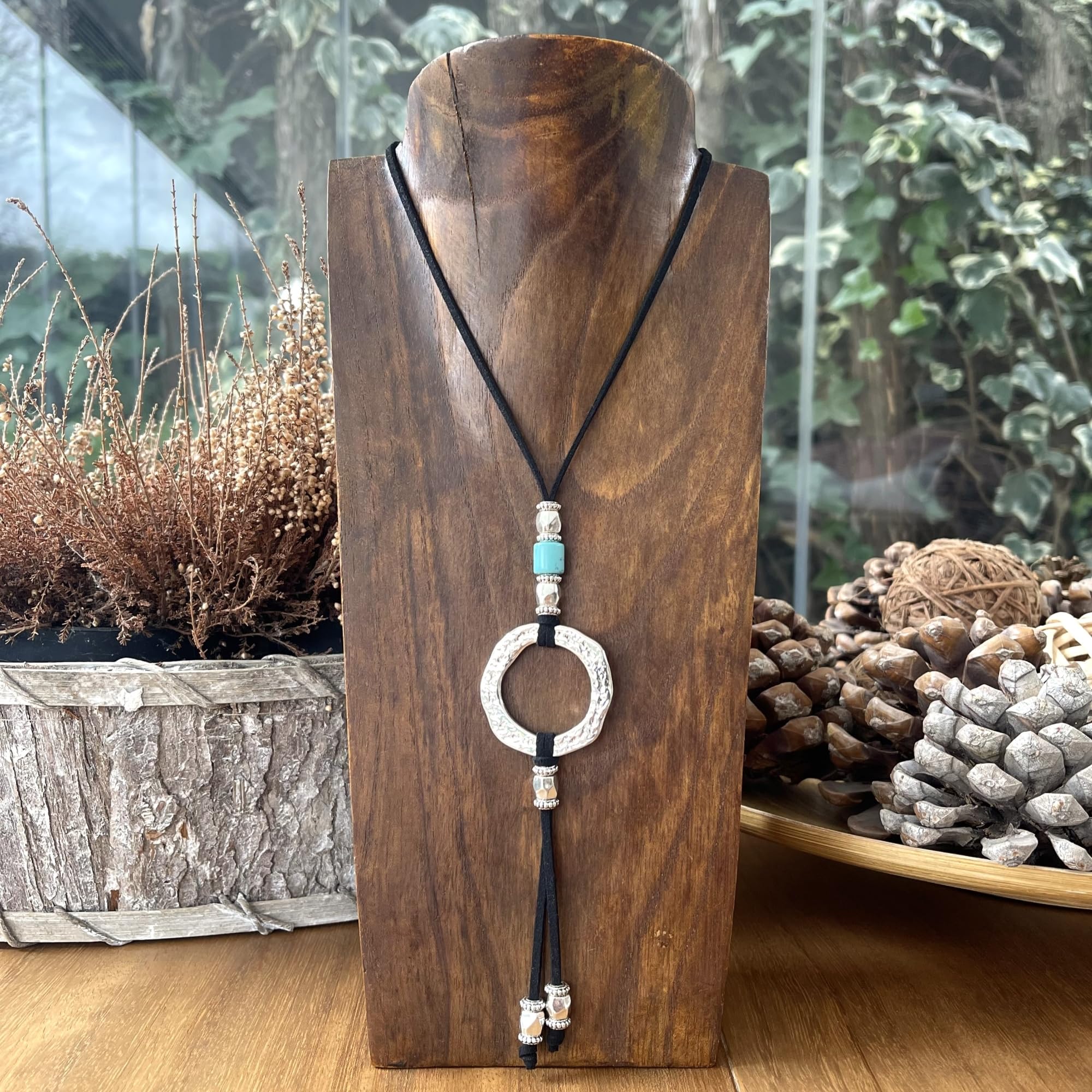 ASTER ALHELÍ Pendentif Femme Cercle et Turquoise Argent - Collier Long Femme en Suédine Noire Réglable avec Éléments en Zamak Plaqué Argent - Idéal comme Cadeau