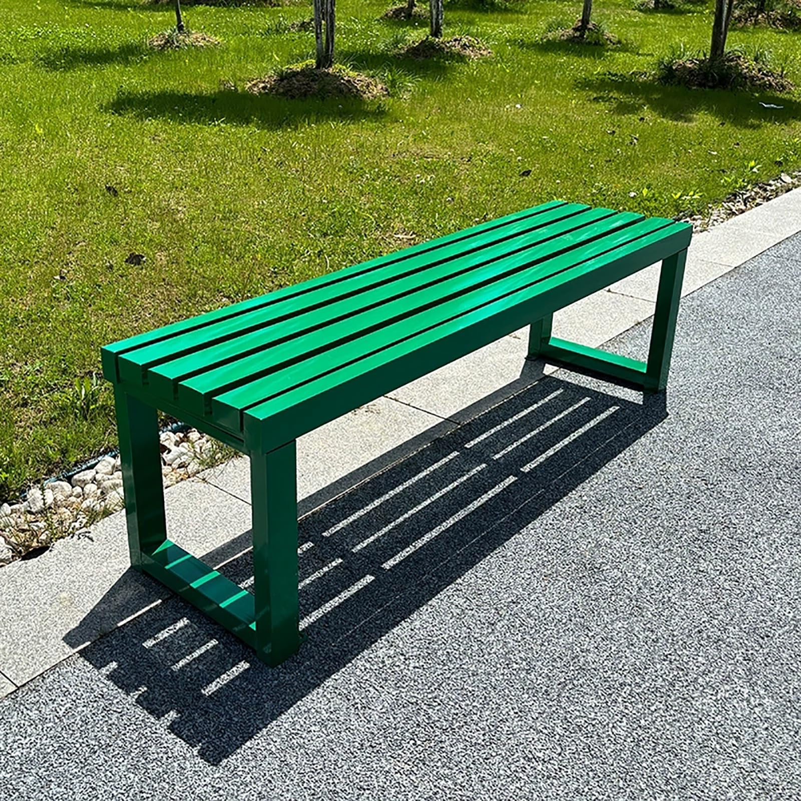 Banco de parque de metal sin respaldo que soluciona la falta de espacio en patios estrechos