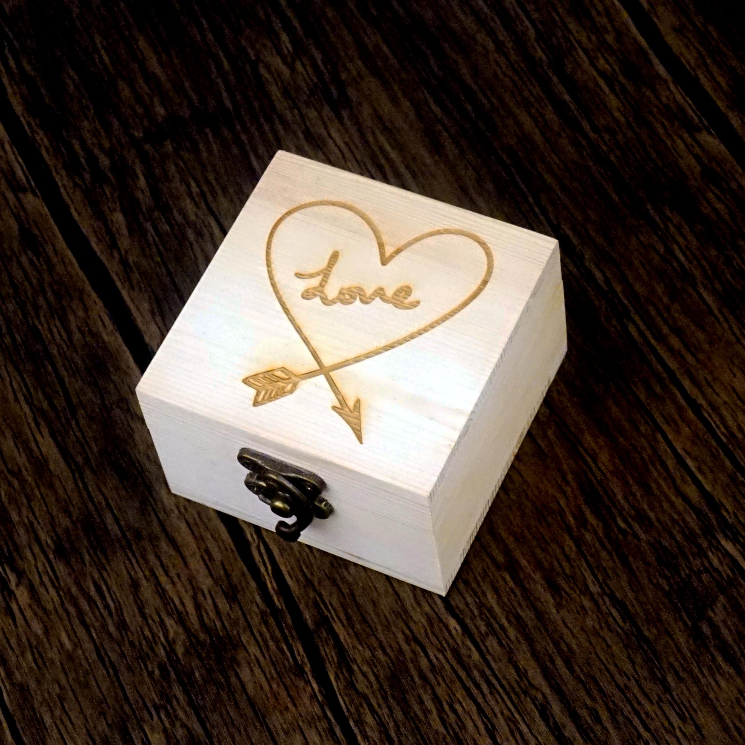 Handcrafted Pine Wood Box with LOVE Arrow Carving – 9×9×5.9 cm, Ideal for Jewelry, Watches, and Gift Packaging