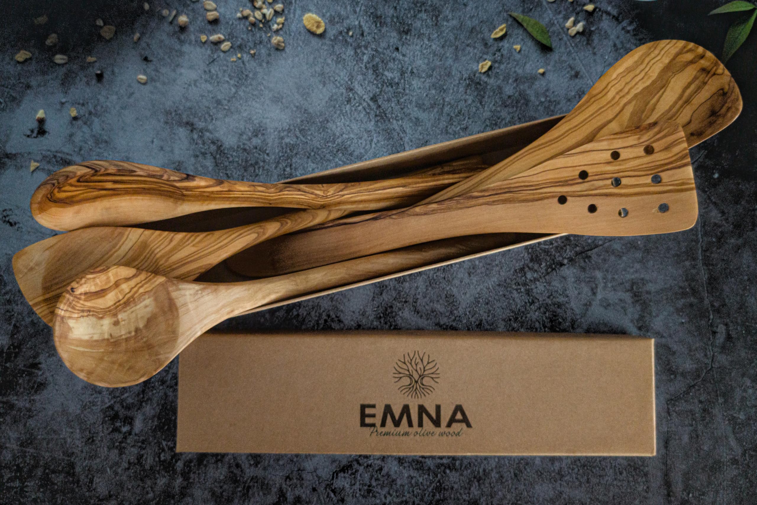 EMNA – Olivenholz Küchenutensilien Set | 5-teiliges Kochlöffel & Küchenhelfer Set Holz | Handgefertigt Unikat | Geschenkbox mit Zertifikat vom Gründer | Geschenkidee Weihnachten Geburtstag Hochzeit