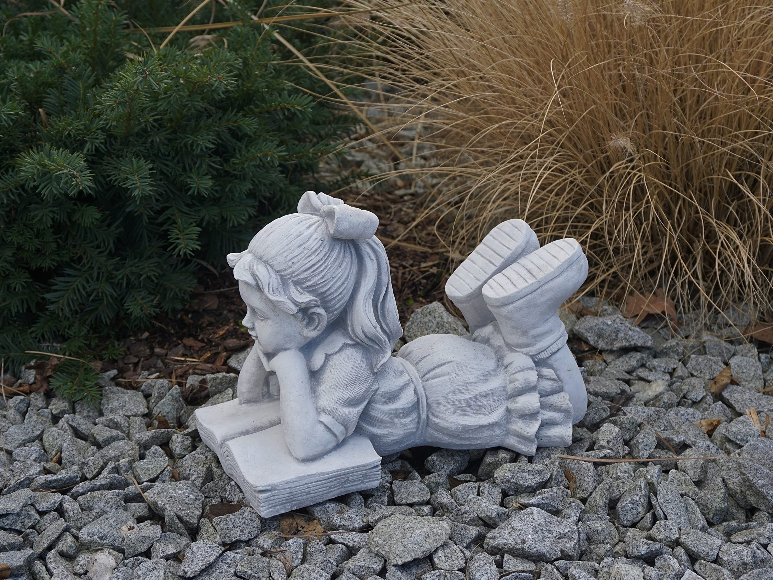 gartendekoparadies.de Ragazza sdraiata con libro, statuetta in pietra H. 22 cm, 8 kg, grigio, resistente al gelo in pietra grezzo per esterni