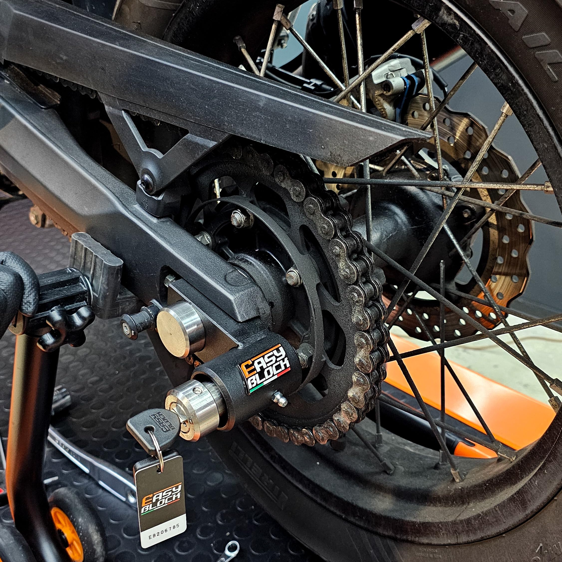 EASYBLOCK Antifurto Moto Compatibile con Yamaha Ténéré 700 (dal 2023) Antifurto Blocca Ruota Blocca Disco Lucchetto Protezione Installato su Moto E Scooter