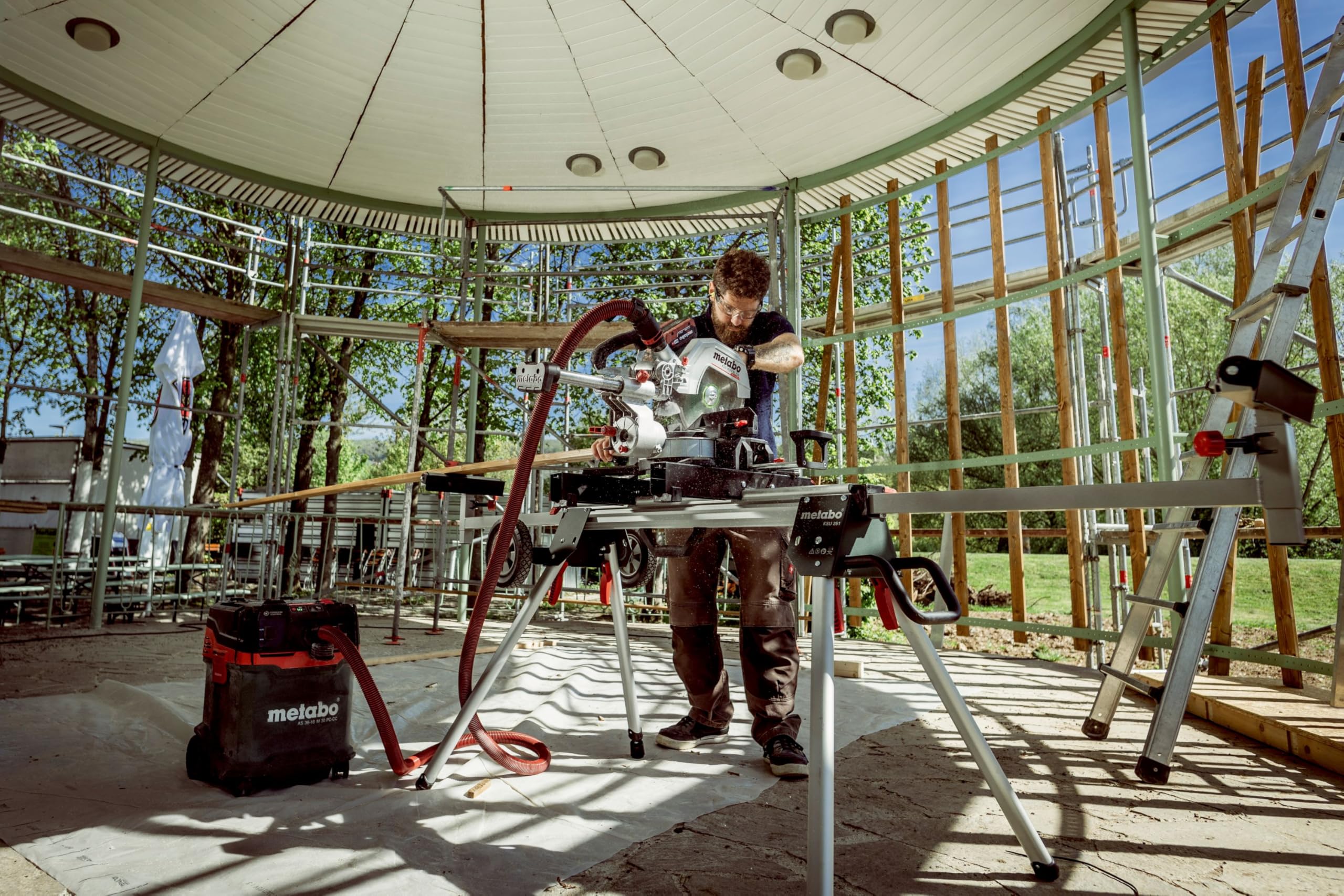 metabo Akku-Kappsäge KGS 18 LTX BL 254-18 V, 254 mm Sägeblatt, 4000/min Leerlaufdrehzahl - Brushless Motor, Präzisions-Schnittlinie, große Schnittkapazität, robuste Bauweise - Für Holz und Metall