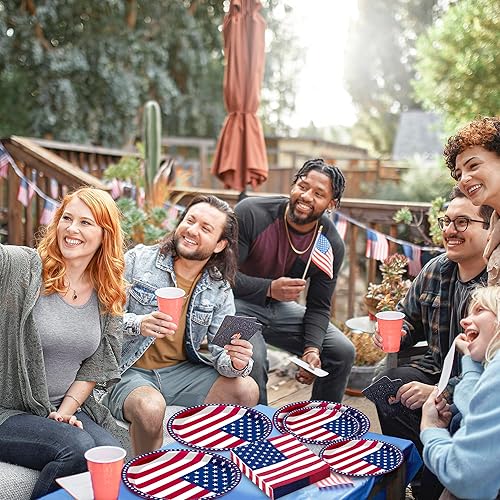Miniatura 7 de QZYL 150 piezas de suministros para fiesta del 4 de julio, sirve 50 platos de papel y servilletas de papel con la bandera americana, decoraciones