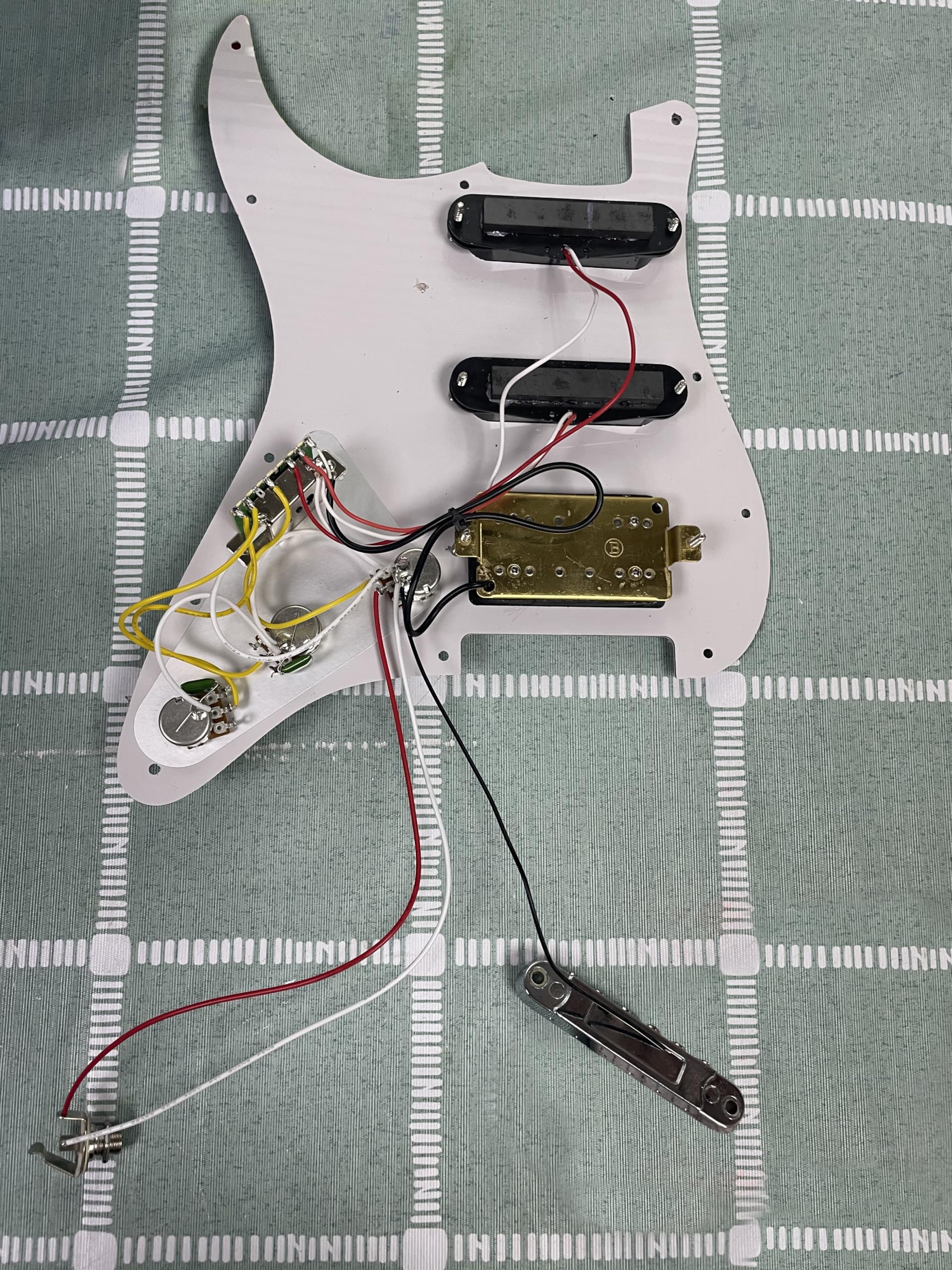 SAPHUE SSH-Coil - Golpeador para guitarra eléctrica, dos mini humbucker + un humbucker (9K/9K/15K) + interruptor de silencio cargado con placa de arañazos precableada (negro)