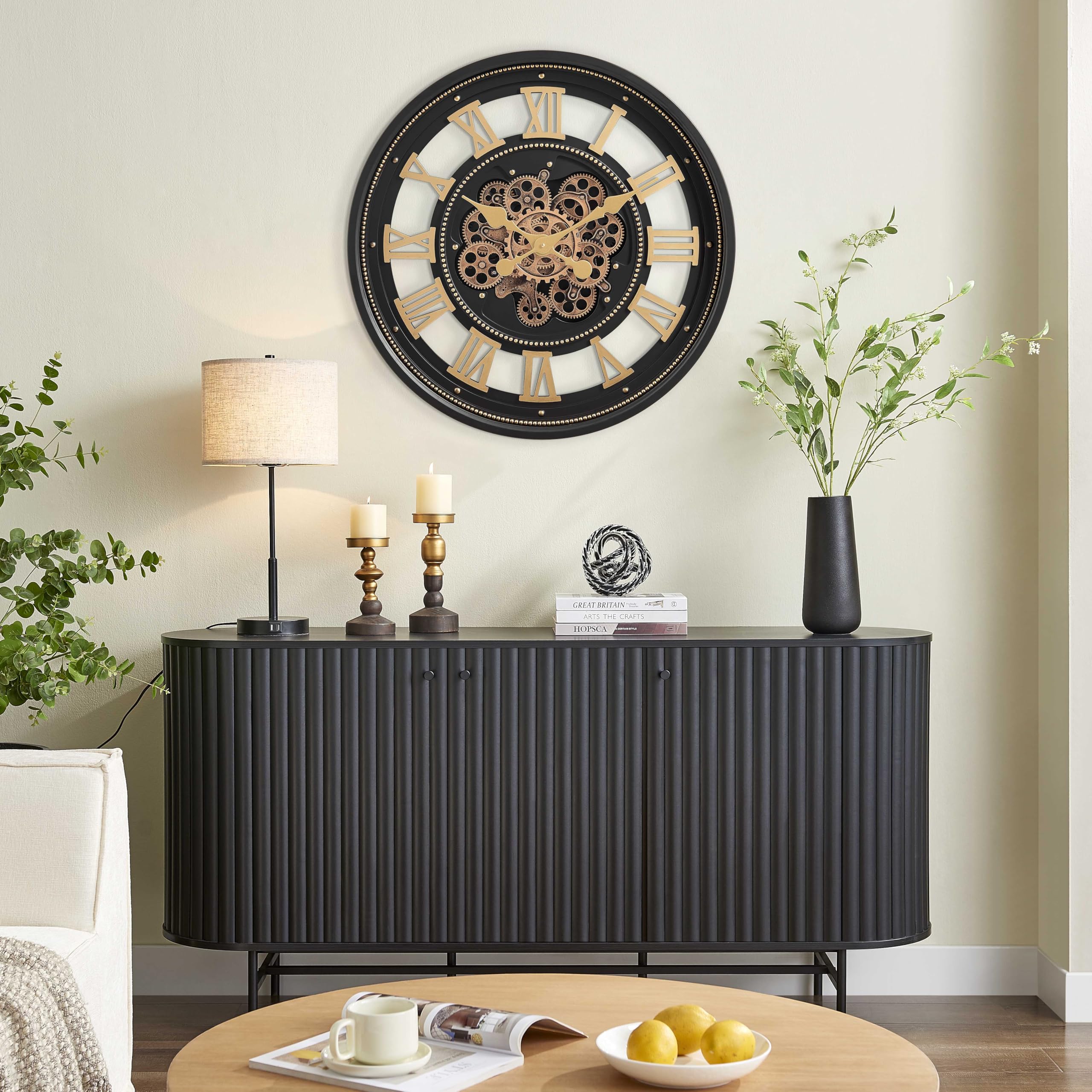 CLXEAST Orologio da parete da 61 cm con ingranaggi mobili, numeri romani, moderno nero e finitura oro