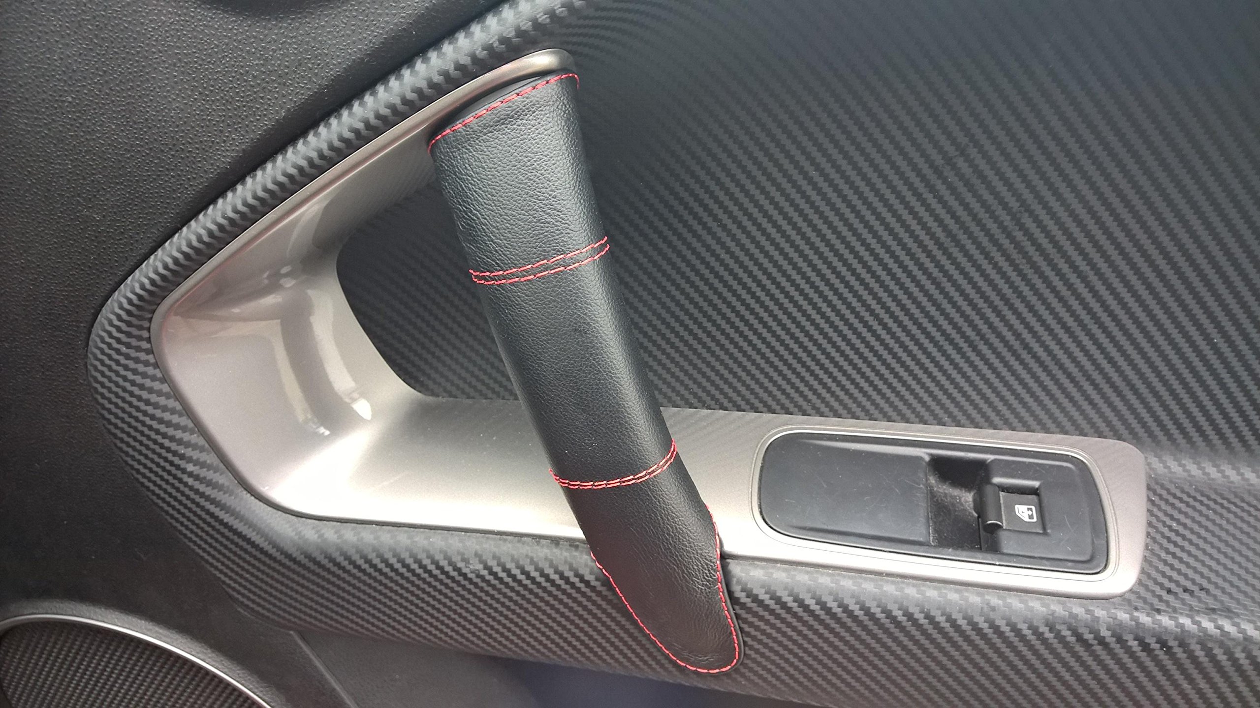 rivestimento in vera pelle per le maniglie interne destra e sinistra realizzate in vera pelle nera cuciture rosse compatibili con Alfa Romeo MITO