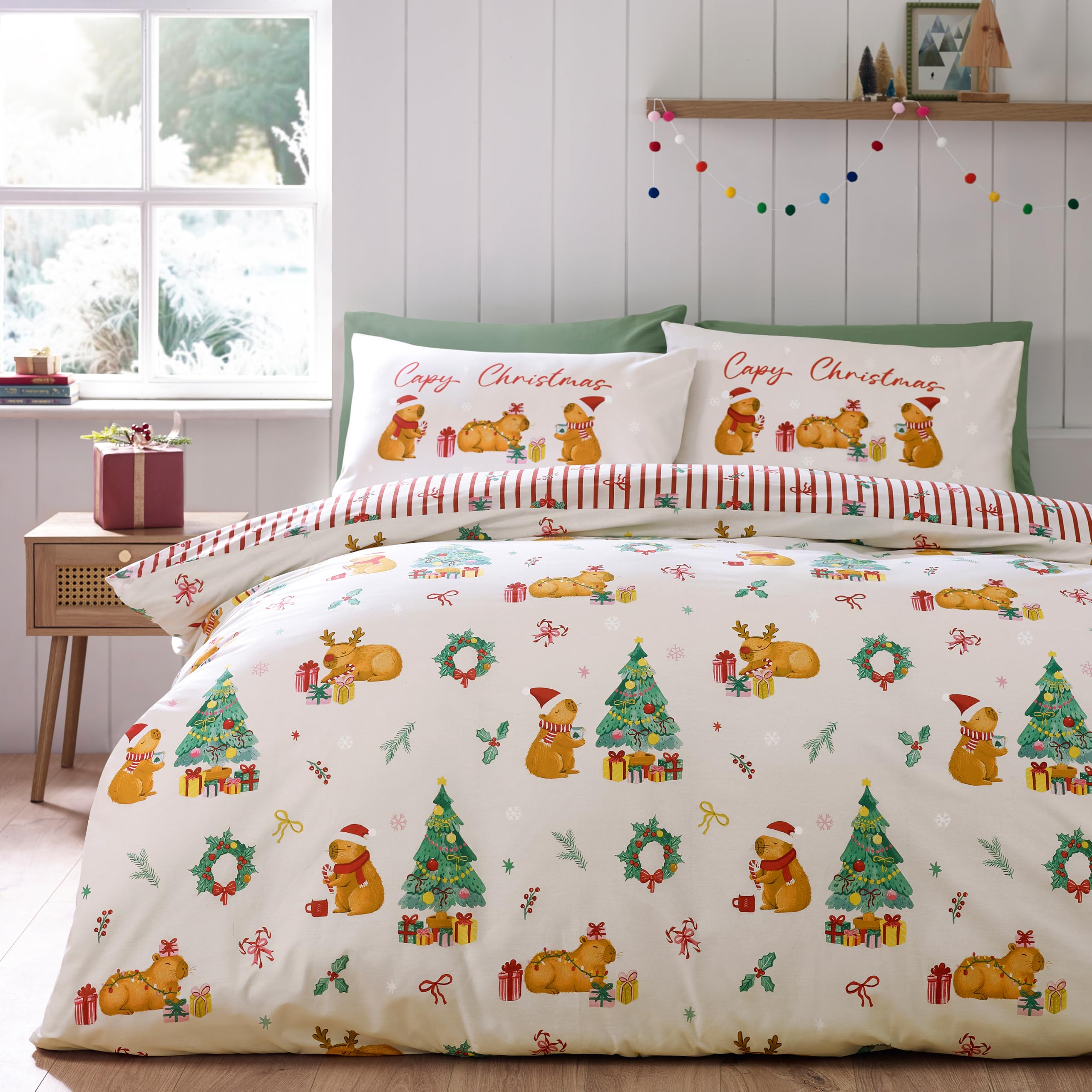 Catherine Lansfield 'Capybara Christmas' Reversible Duvet Cover Set in Cream | Size: Junior