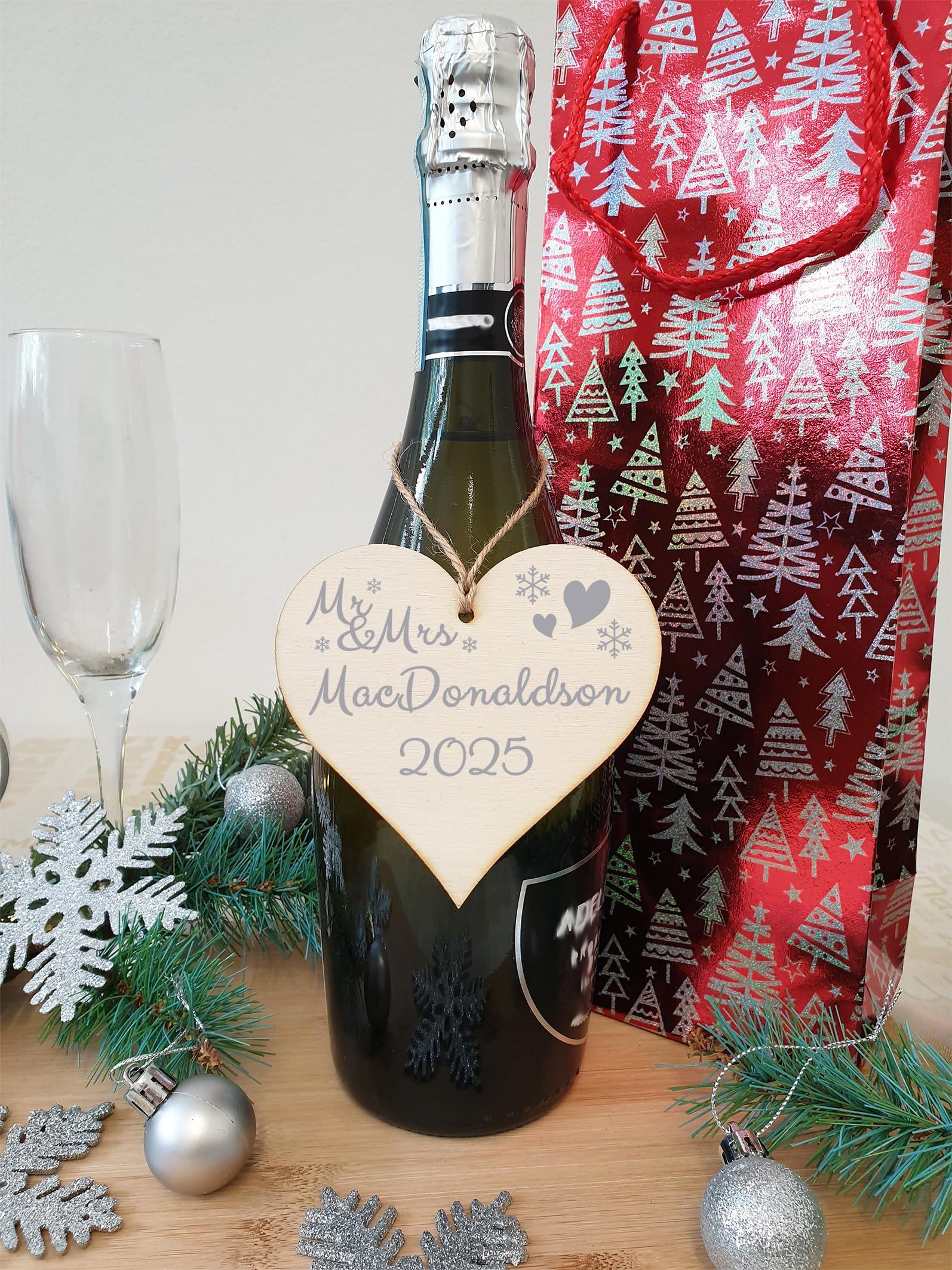 Personalisiertes, handgefertigtes Holzschild in Herzform, zum Aufhängen, Geschenk, um jemandem eine fröhliche Weihnachtskugel zu wünschen