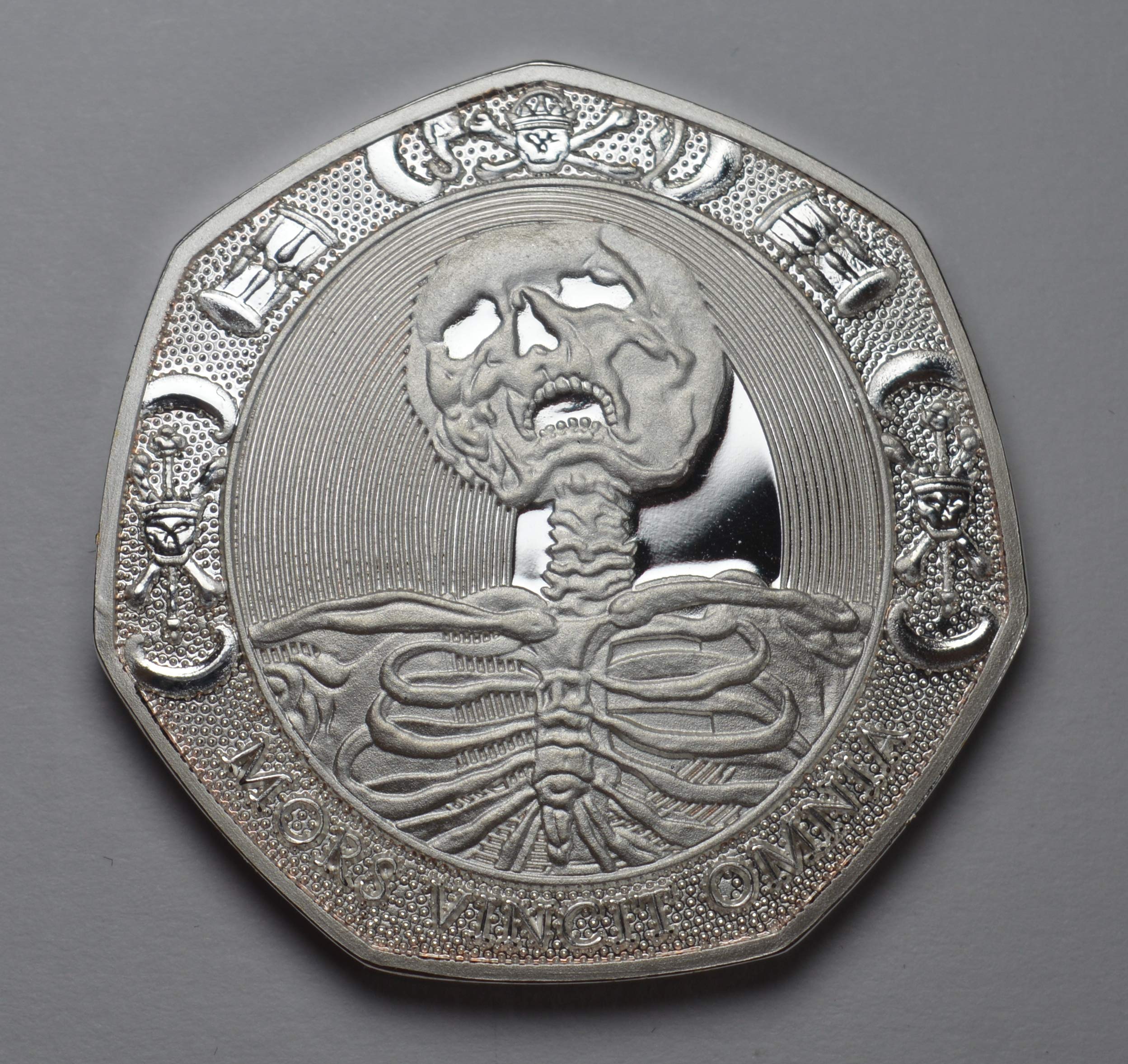 The Commemorative Coin Company MEMENTO MORI Silver Reminder Coin. MORS VINCIT OMNIA Life/Time/Death Stoic/Reflection Latin. MEMENTO VIVERE