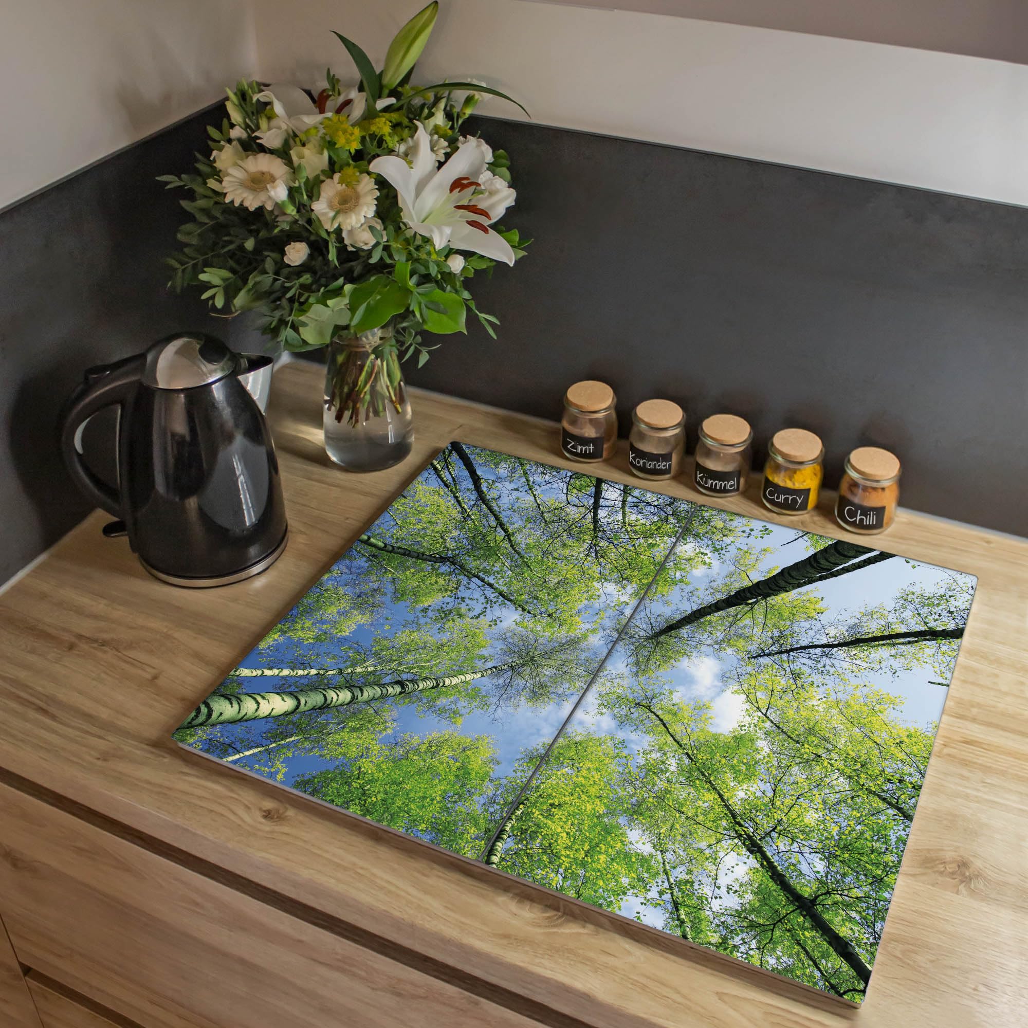 banjado Glas Herdabdeckplatte 2-teilig 60x52 cm, Abdeckung Herdplatte und Schneidebrett Glas aus gehärtetem Glas, zuverlässiger Spritzschutz Küche Natur & Wald mit Motiv Zwischen Bäumen 3