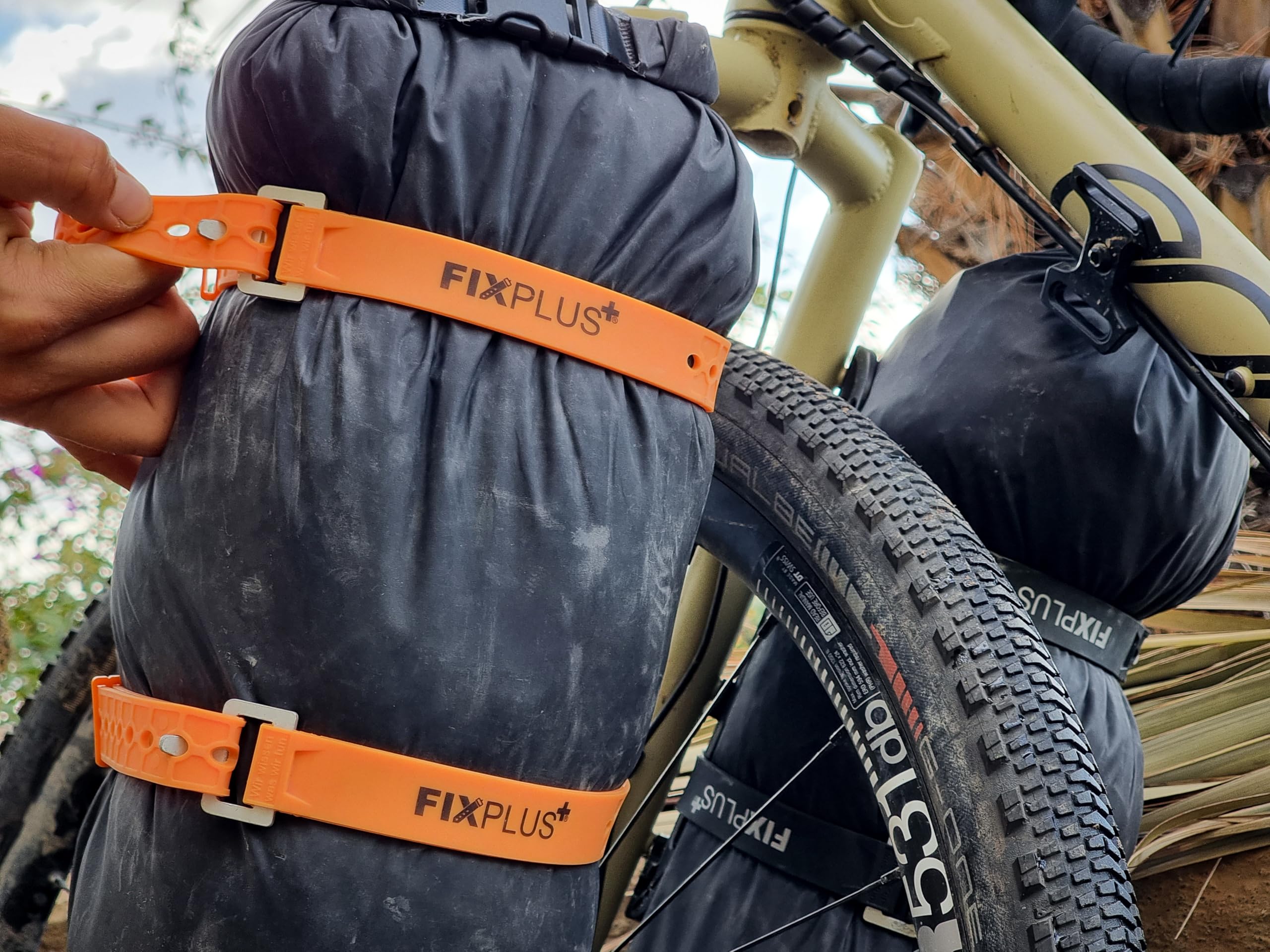 FIXPLUS+ bikepacking Cargo Cage S para acoplarse a ojales para el portabotellas o ojales en el horquilla – el “Porsche” entre los Cargo Cages