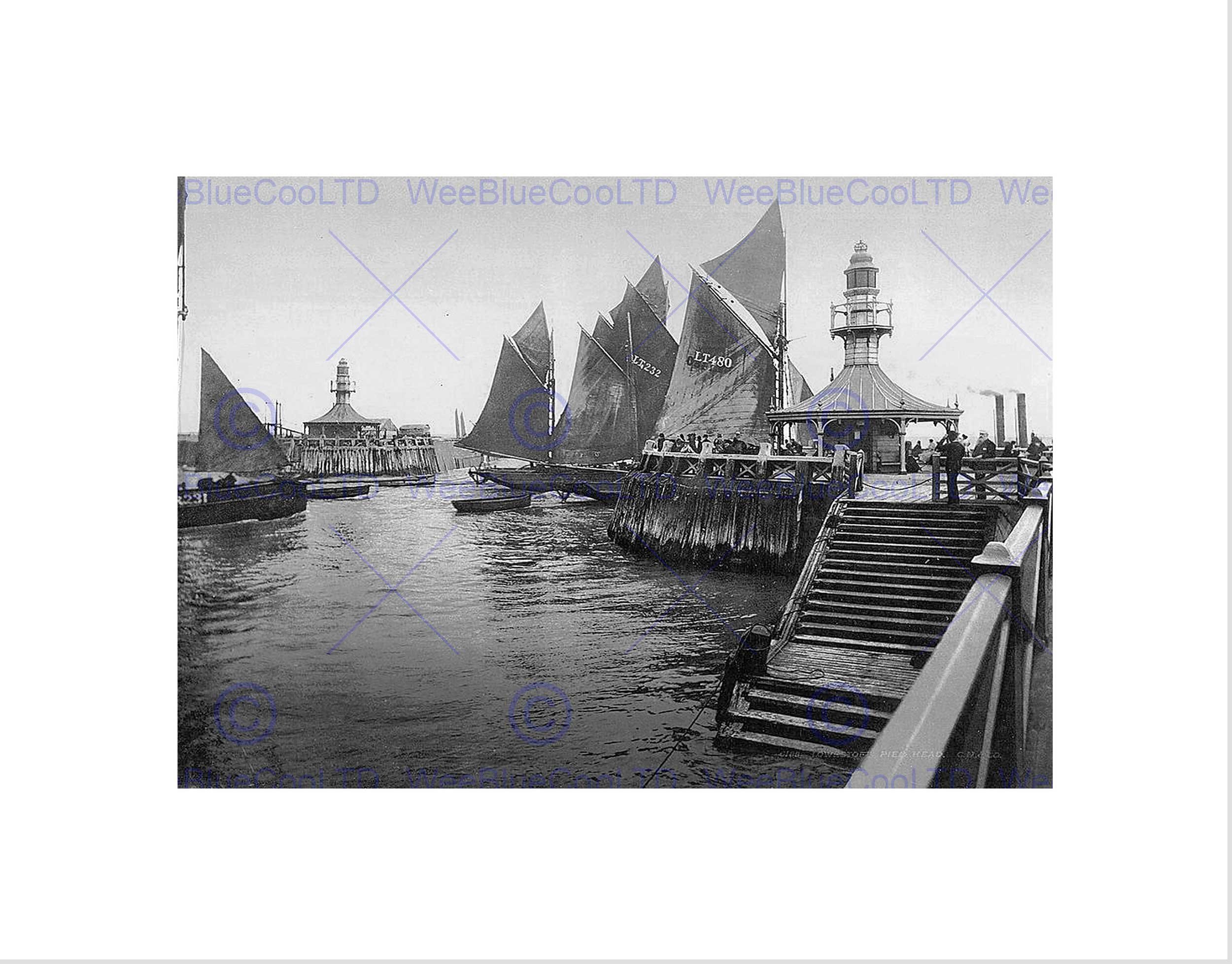 Wee Blue Coo PIER LOWESTOFT VINTAGE HISTORY OLD BW BLACK FRAMED ART PRINT PICTURE B12X568