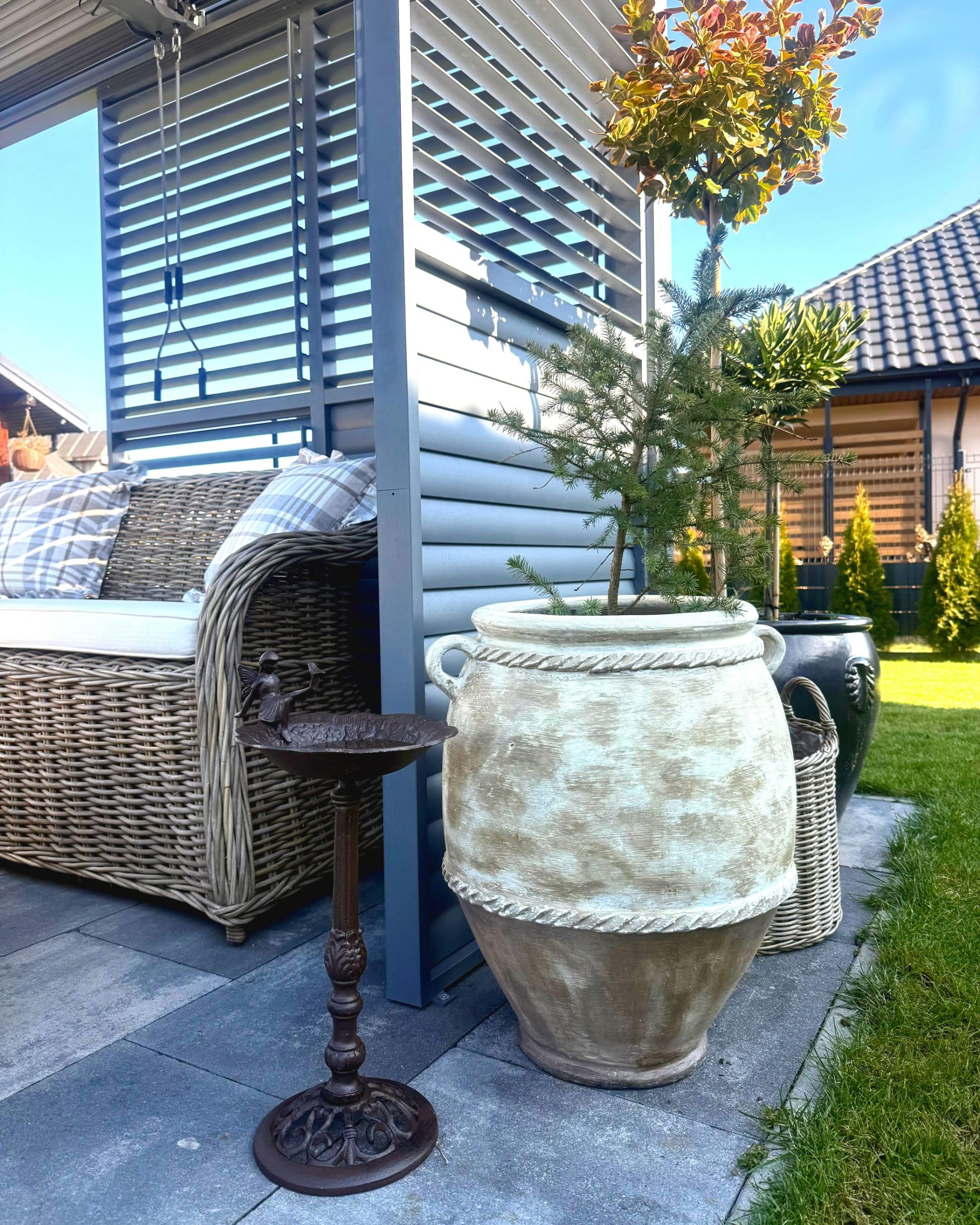 Beliani Stehende Garten Vogeltränke mit Standfuß Feen-Figur Metall braun 53 cm hoch Lark