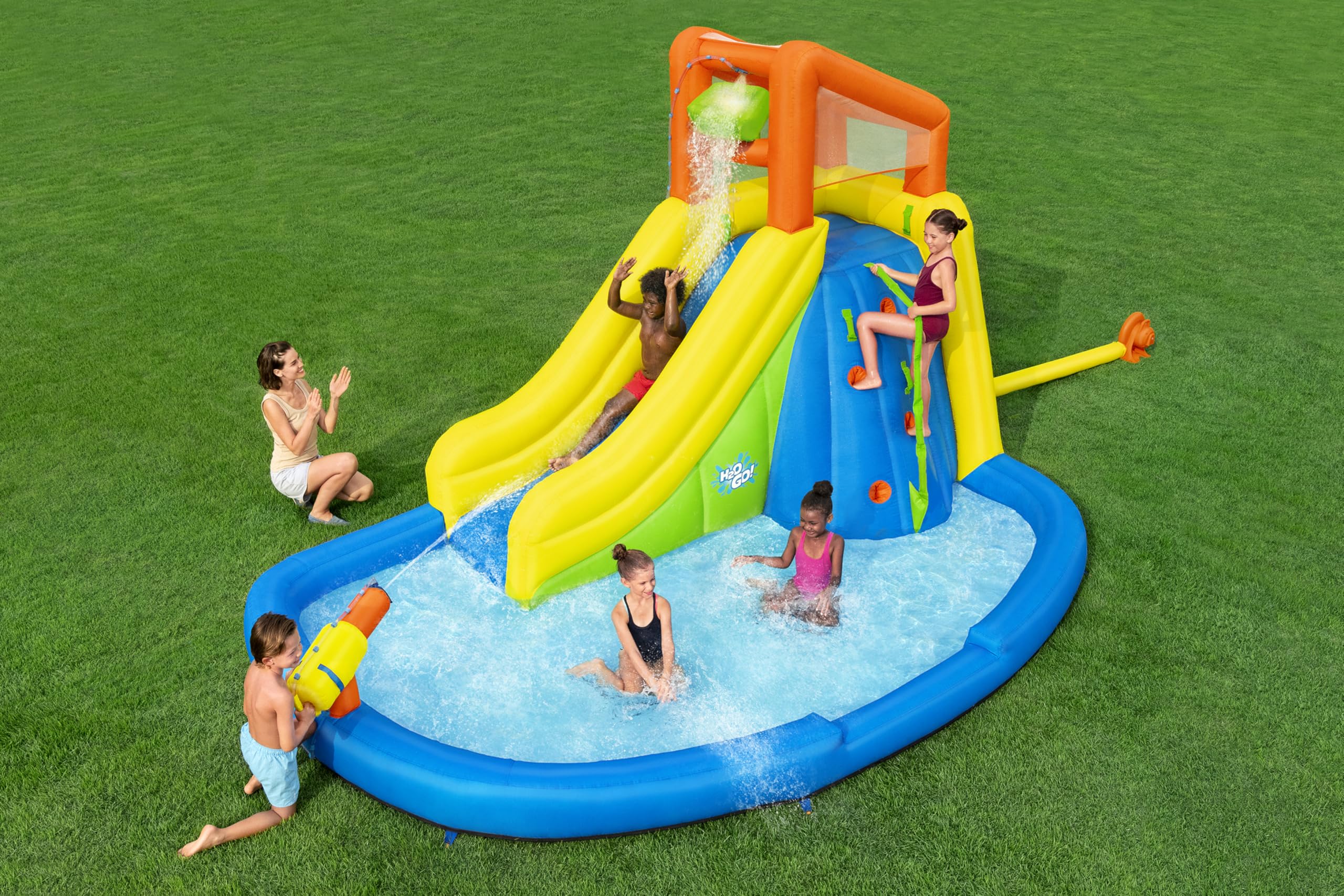 Bestway H2OGO! Mega-Wasserpark Wasserberg, 435 x 286 x 267 cm, für 5 Kinder, Rutsche, Kletterwand, Wasserkanone, Dauergebläse, PVC-beschichtetes Polyester, ab 5 Jahren, Tasche, Reparatur-Set