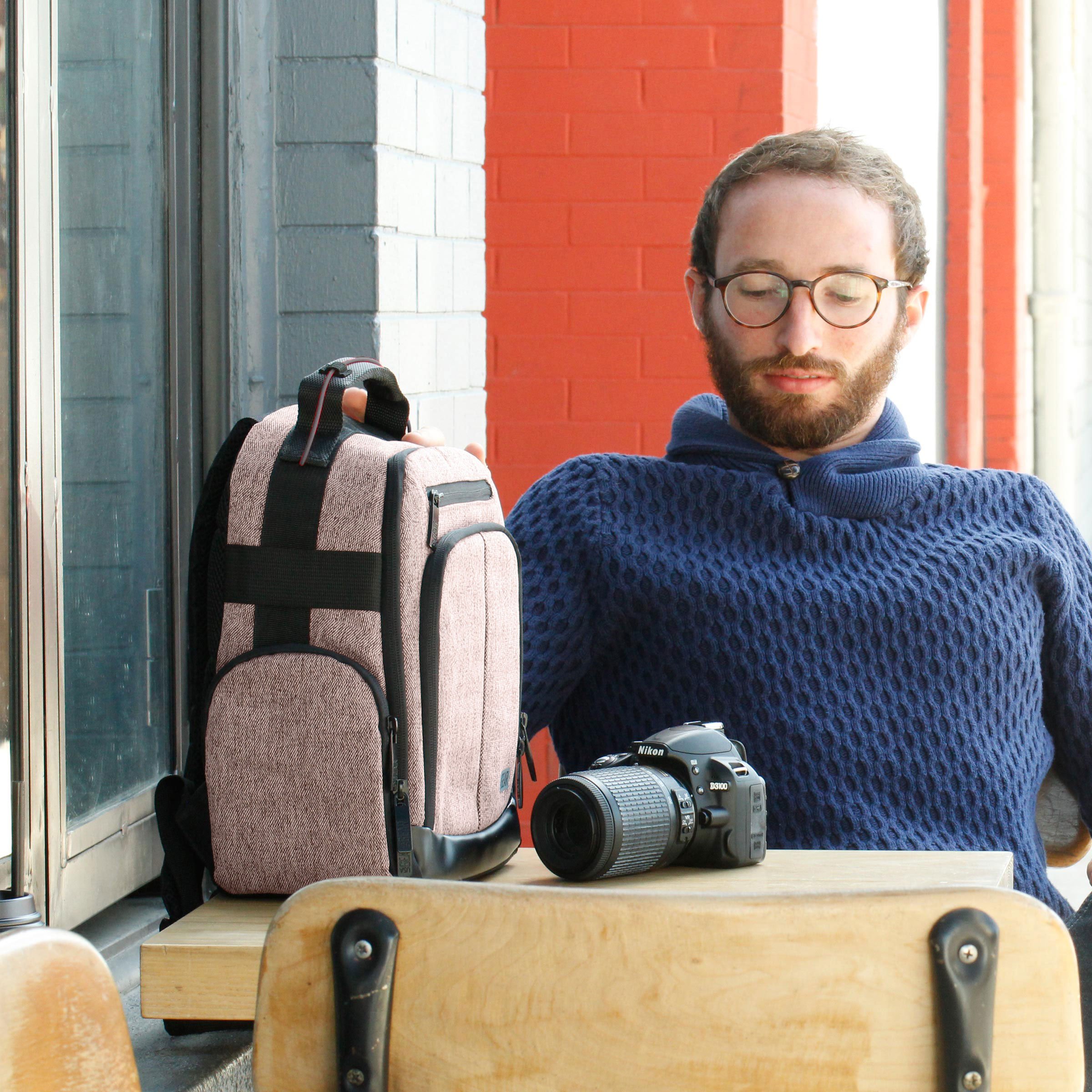 USA Gear Sac Appareil Photo Reflex avec Intérieur Ajustable pour Randonnées en Montagne, Sac à Dos Moto avec Base Etanche et Support Dos Rembourré - Compatible avec Canon, Nikon et Plus