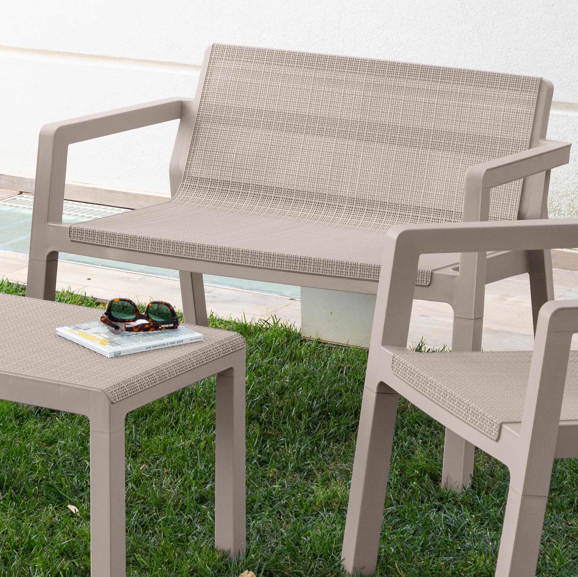 Toomax Set Salotto da giardino Riviera 4 posti grigio tortora, in polipropilene effetto juta, 2 poltrone con schienale ergonomico, divanetto da 2 posti e tavolo, ideale per terrazzi e spazi esterni