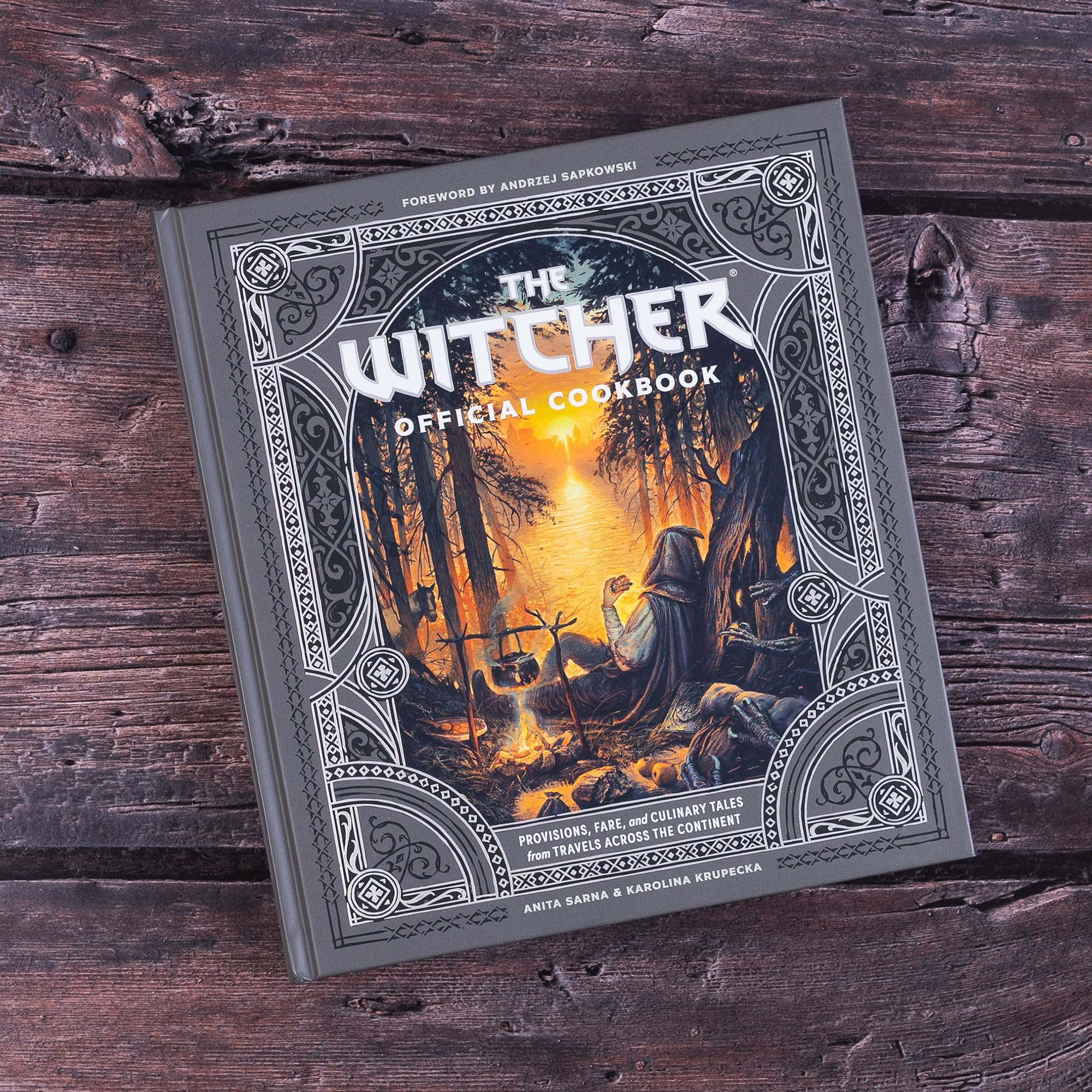 The Witcher Official Cookbook: 80 mouth-watering recipes from across The Continent, versione inglese: provisions, fare and culinary tales from travels across the continent