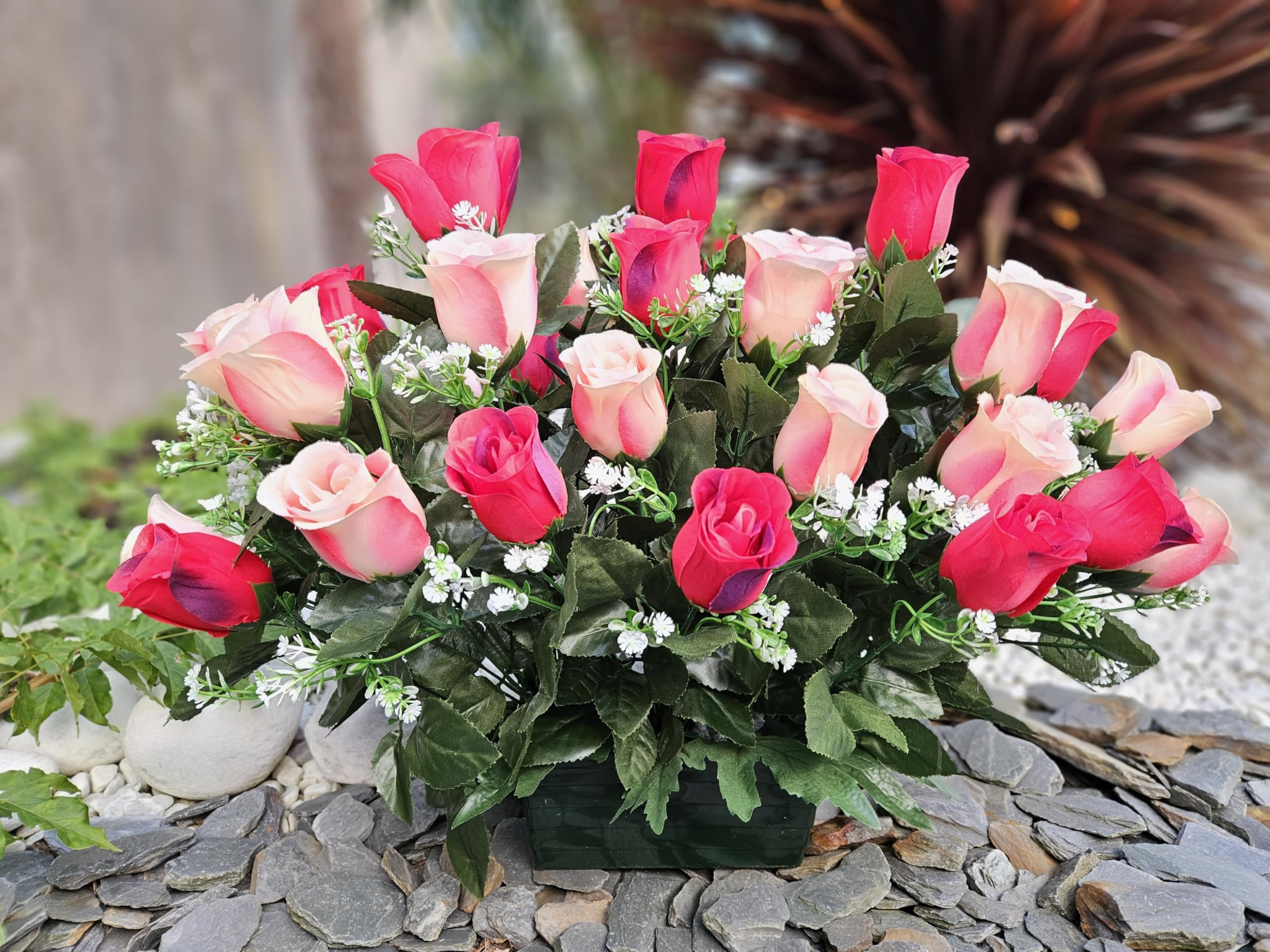 Composition de Fleurs Artificielles Lesté Ciment Pour Une Parfaite Tenue à L' extérieur. Réalisé Par nos Soins, Fleurs de Qualité.