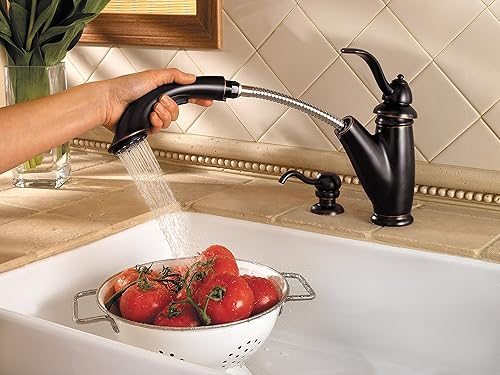 Miniatura 9 de Pfister LG5327YY Marielle Grifo de cocina extraíble con 1 manija en bronce toscano, modelo de eficiencia hídrica