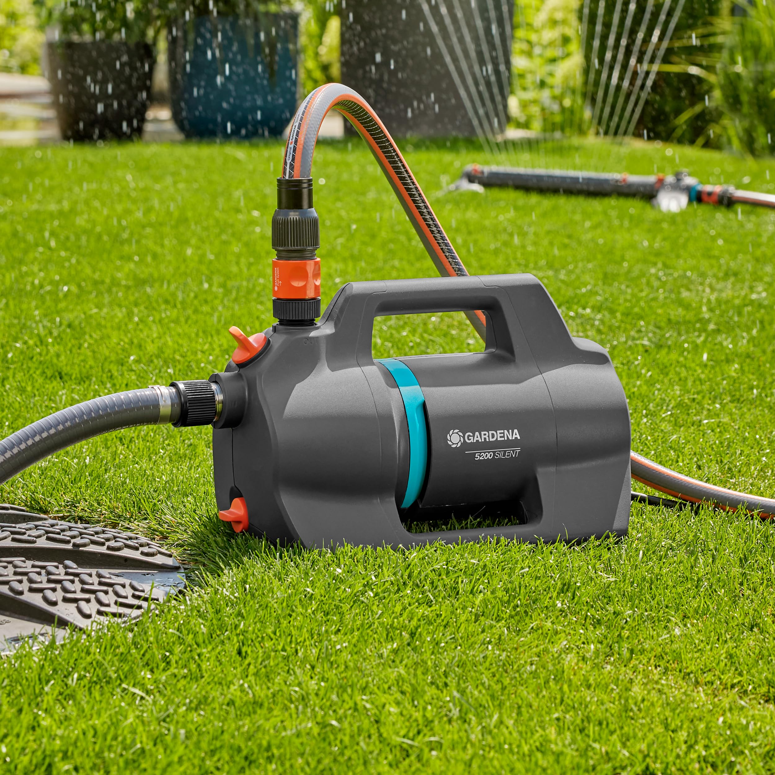 GARDENA Bomba de riego 5200 Bombas silenciosas: 26% más de flujo con el mismo consumo de energía que el predecesor, Operación de bajo ruido, Carcasa resistente a la lluvia y a los rayos UV (9084-20)