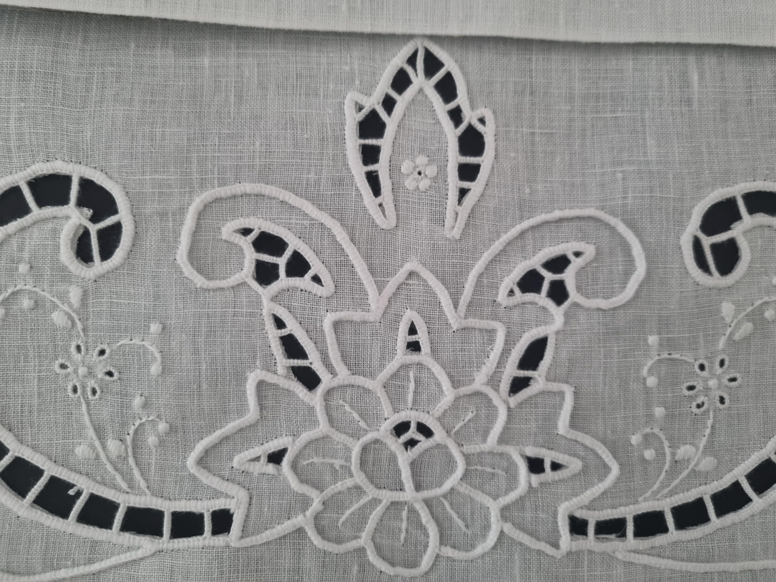 Asciugamani in lino 100% con ricamo Intaglio a mano