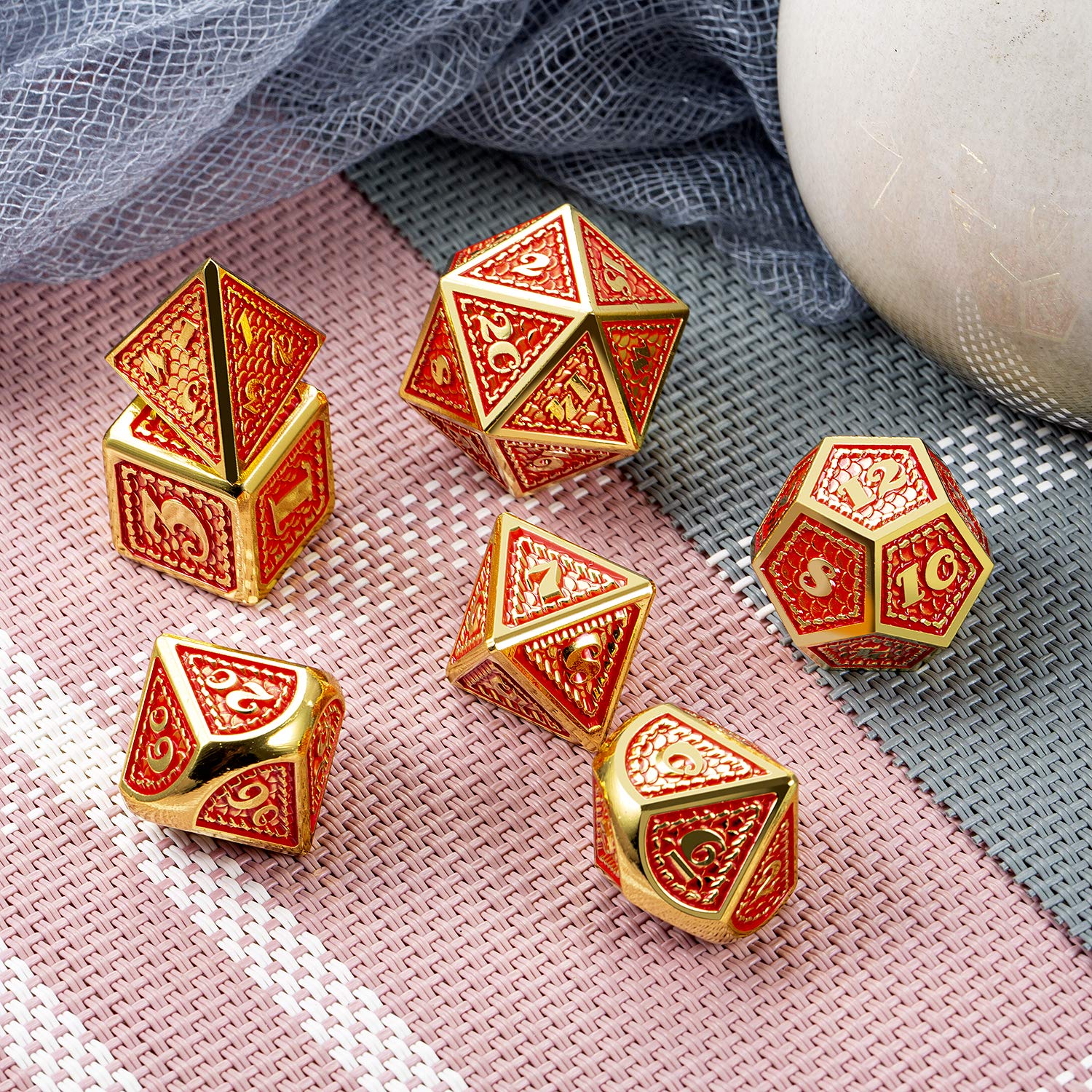DNDND - Juego de 7 dados de metal para juegos de dragón rojo con bolsa de terciopelo para juegos de D&D Dungeons y Dragon (rojo con borde dorado)