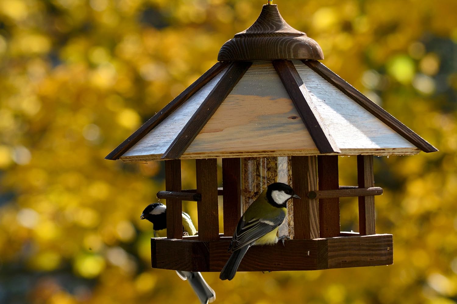 dobar® Camouflage Hanging Bird Feeder - Wooden House Villa with Feeder - 35 x 35 x 29 cm - Brown/Beige/Grey