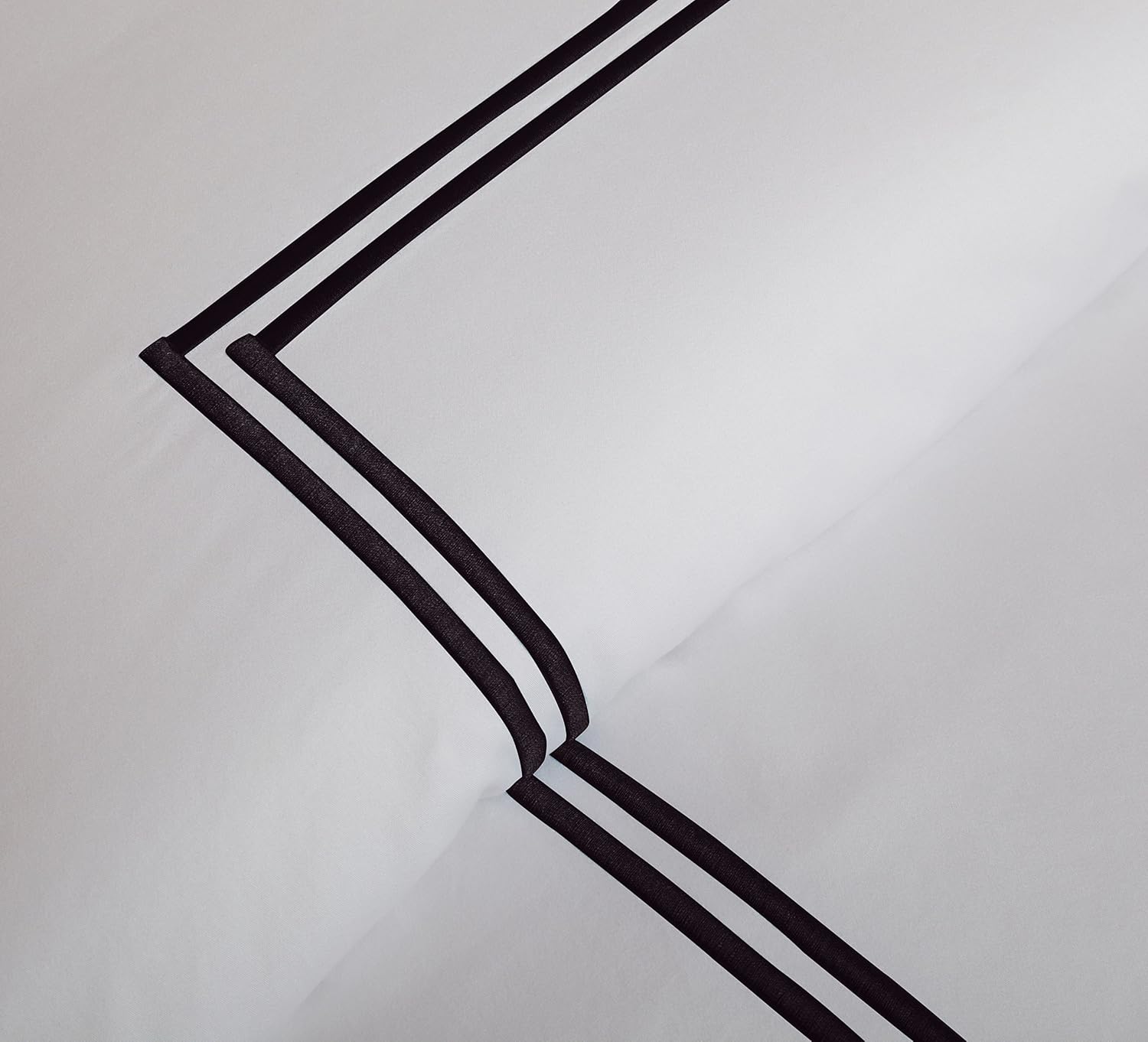 Amazon Brand – Pinzon 400-Thread-Count Hotel Stitch Duvet Cover - Full/Queen, Black Stripes
