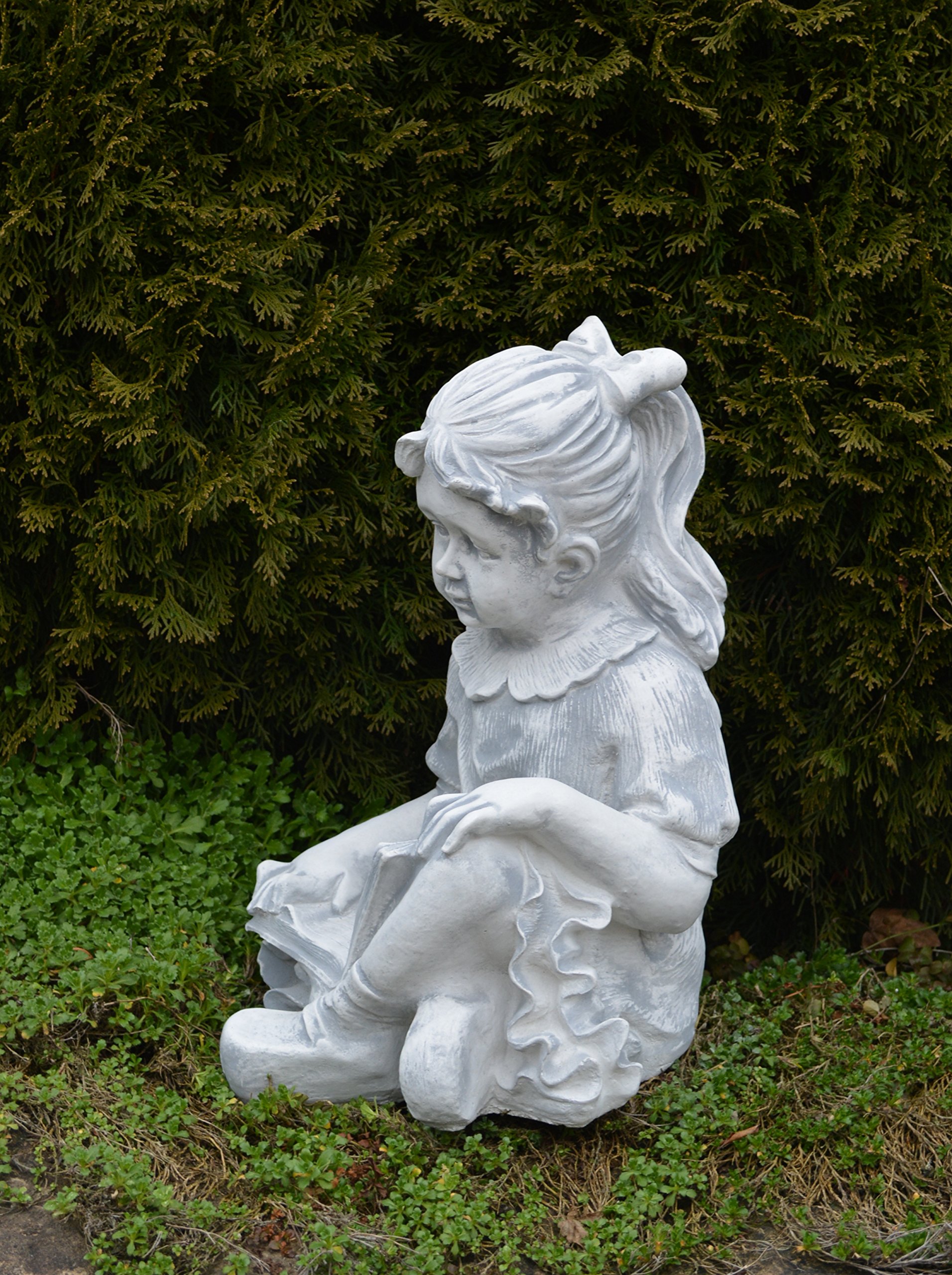 gartendekoparadies.de Mädchen mit Lieblingsbuch, Steinfigur, H. 44 cm, 26 kg, Grau, Frostsicher aus Steinguss für Außenbereich