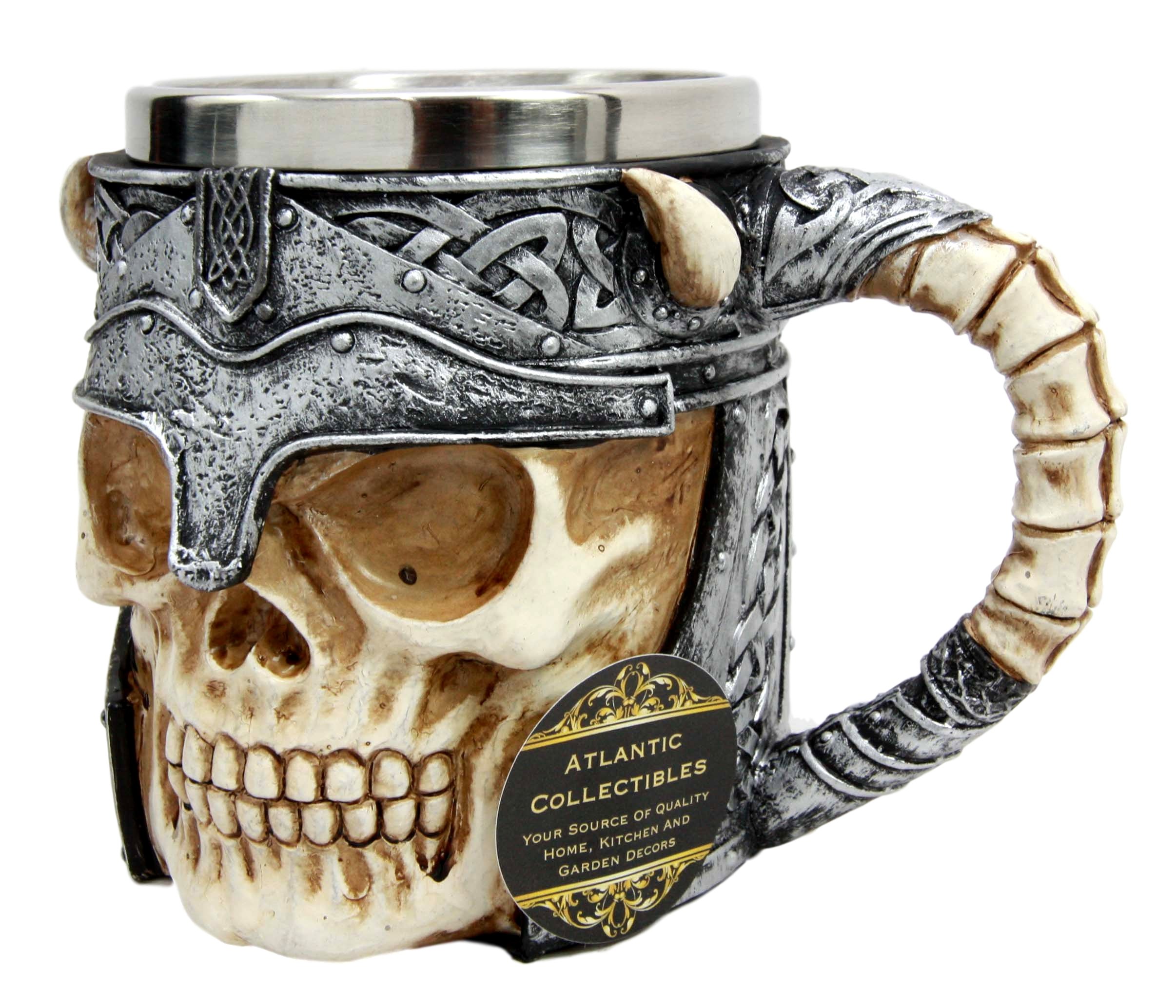 Jarra de cerveza esculpida con casco de guerrero y calaveras premium 1