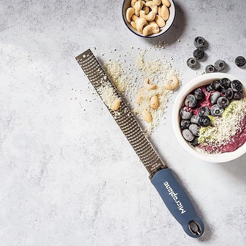 Vista 50 de Microplane Premium Classic Series Rallador 18/8 de acero inoxidable, para limón queso, verduras, cítricos, queso parmesano, ajo, jengibre, nuez Negro