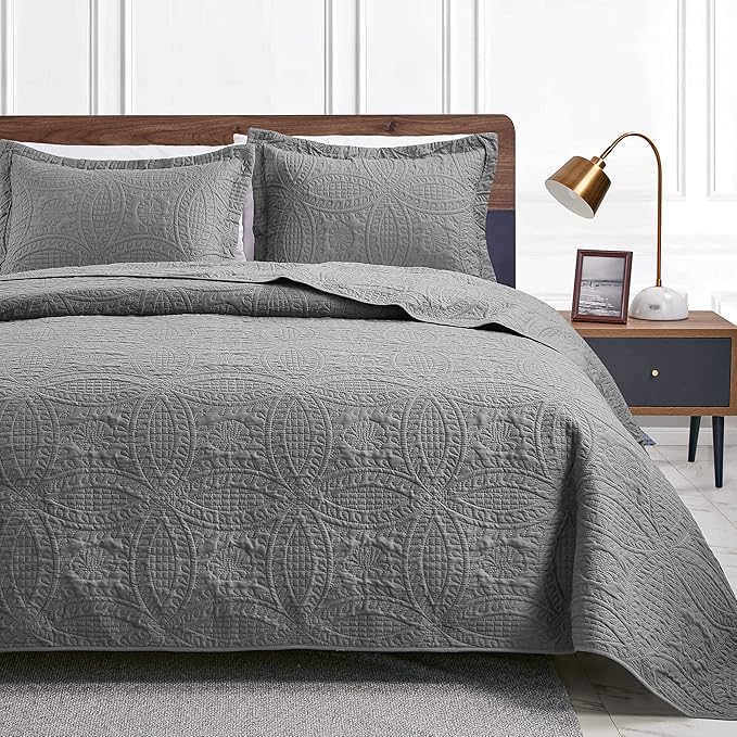 Cozy Cabin Vibes: Grey Queen Quilt Bedding