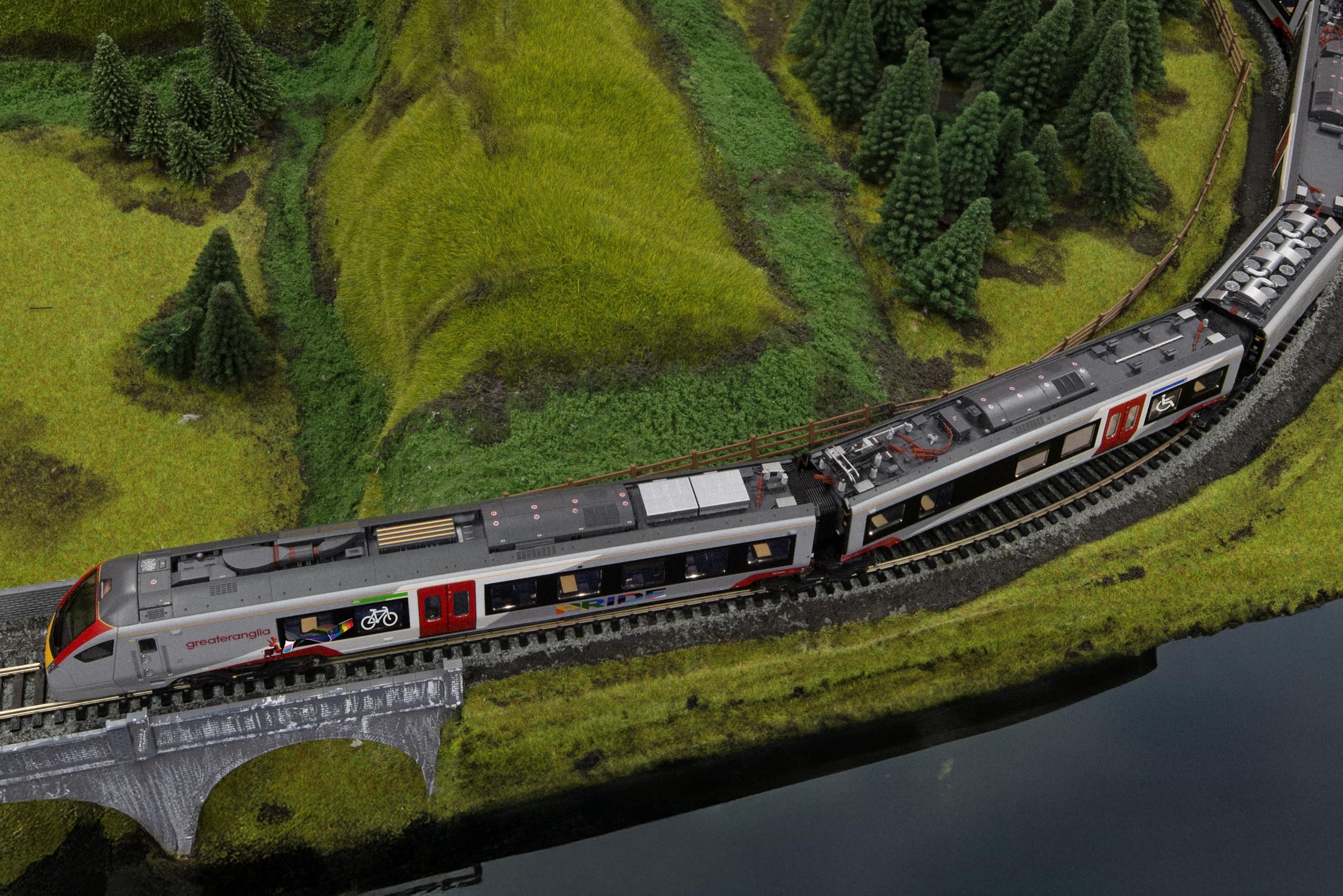 Hornby R30446 Greater Anglia Klasa 755-4 FLIRT 4 Car Pride Livery Train Pack