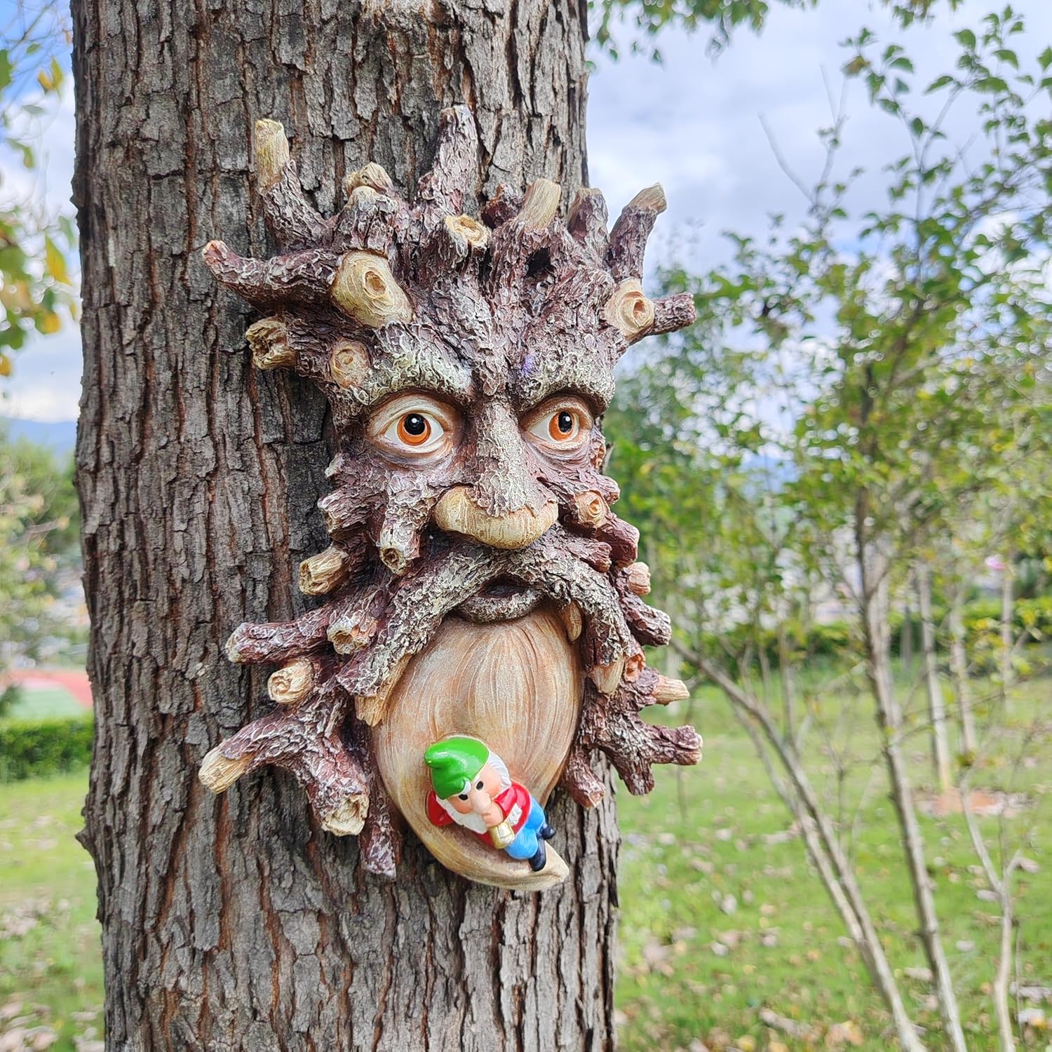 Whimsical Tree Face Garden Decoration ，Super Bowl Party Decor Valentine‘s Day Gift Decorative Tree Faces Decor Outdoor Wallmounted Statue Art with Leaf Features (Brown)