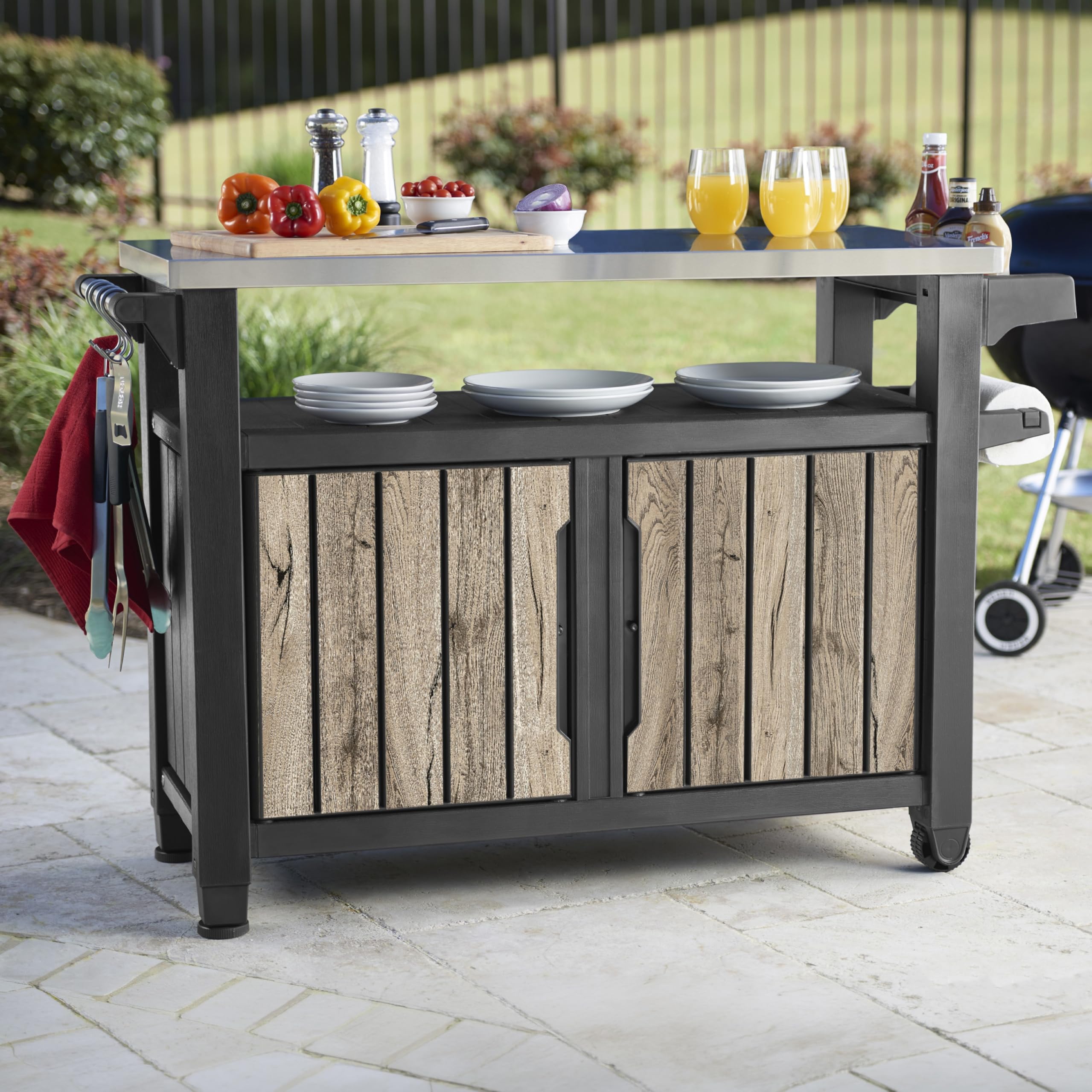Keter Table de barbecue Unity XL | Table de service aspect bois de pin | 298 litres | avec plateau en acier inoxydable, portes, surface de rangement, suspensions, porte-rouleau d'essuie-tout de