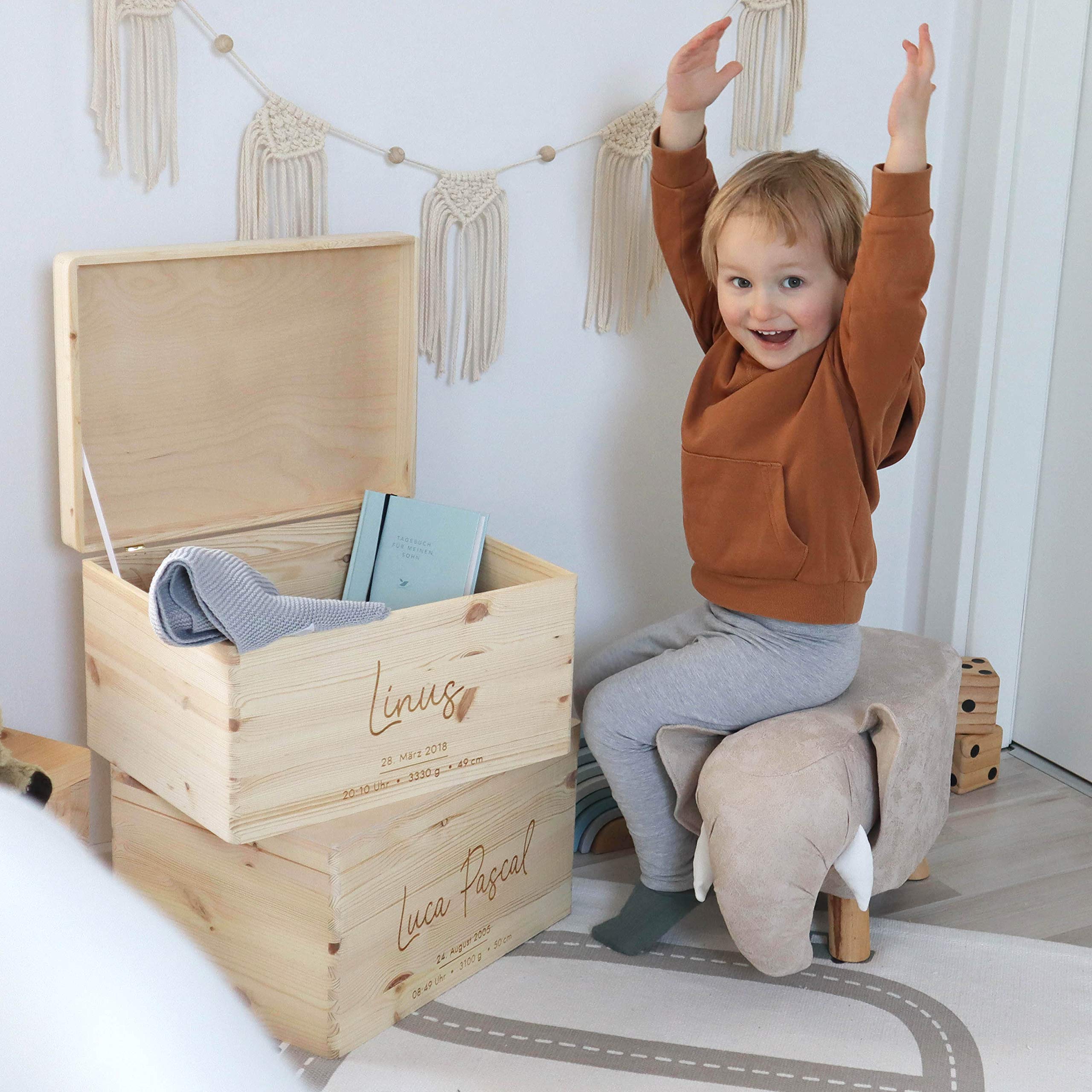 LAUBLUST Erinnerungsbox Baby Personalisiert - Geschenk zur Geburt | 40x30x24cm, Natur, FSC® | Serie: Niers - Frontmotiv