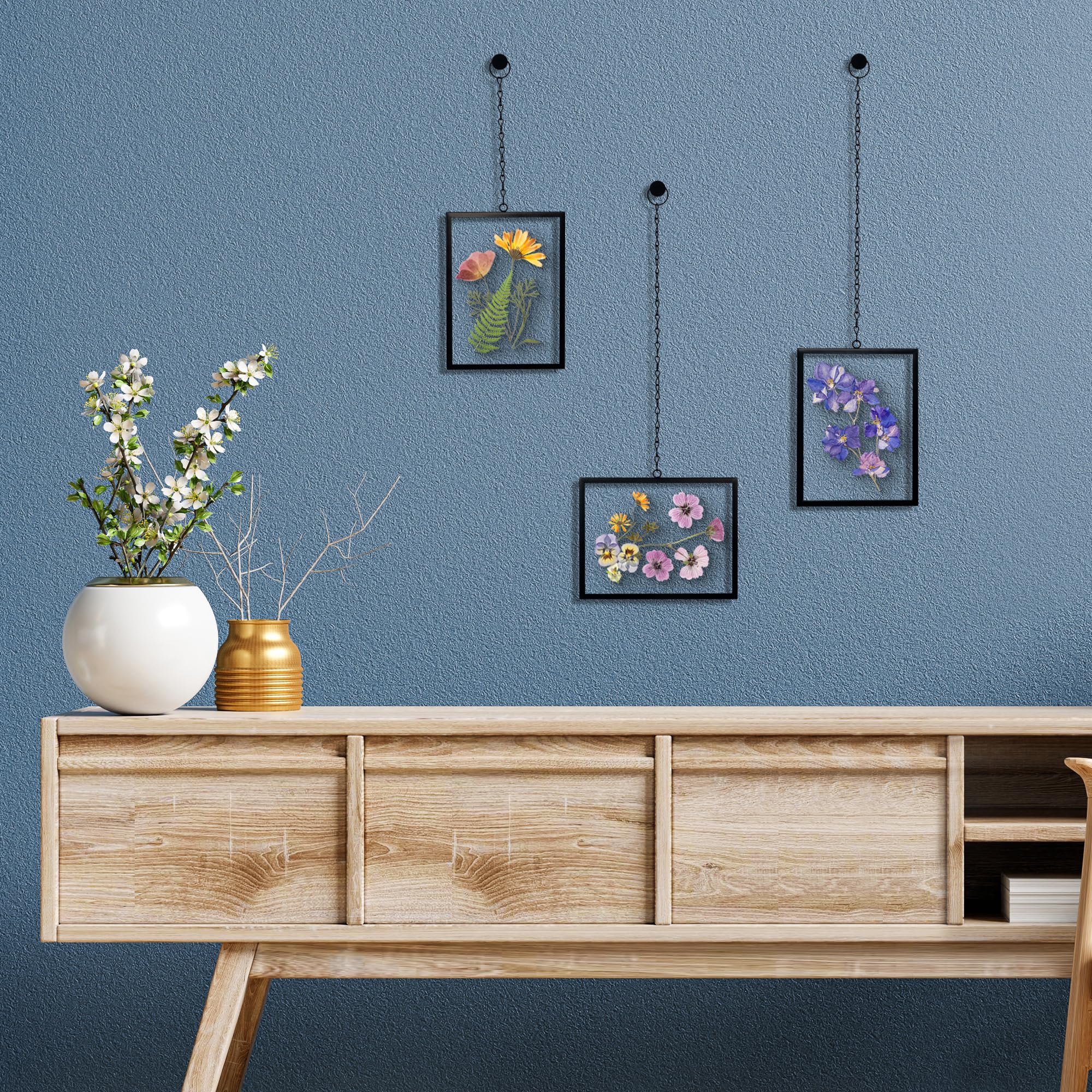 Americanflat Schwebender Metallrahmen mit Kette, 3 Stück, Verwendung als 10,2 x 15,2 cm Bilderrahmen, gepresste Blumen-Display für Wanddekoration, elegante schwarze Zierleiste mit bruchfestem Glas