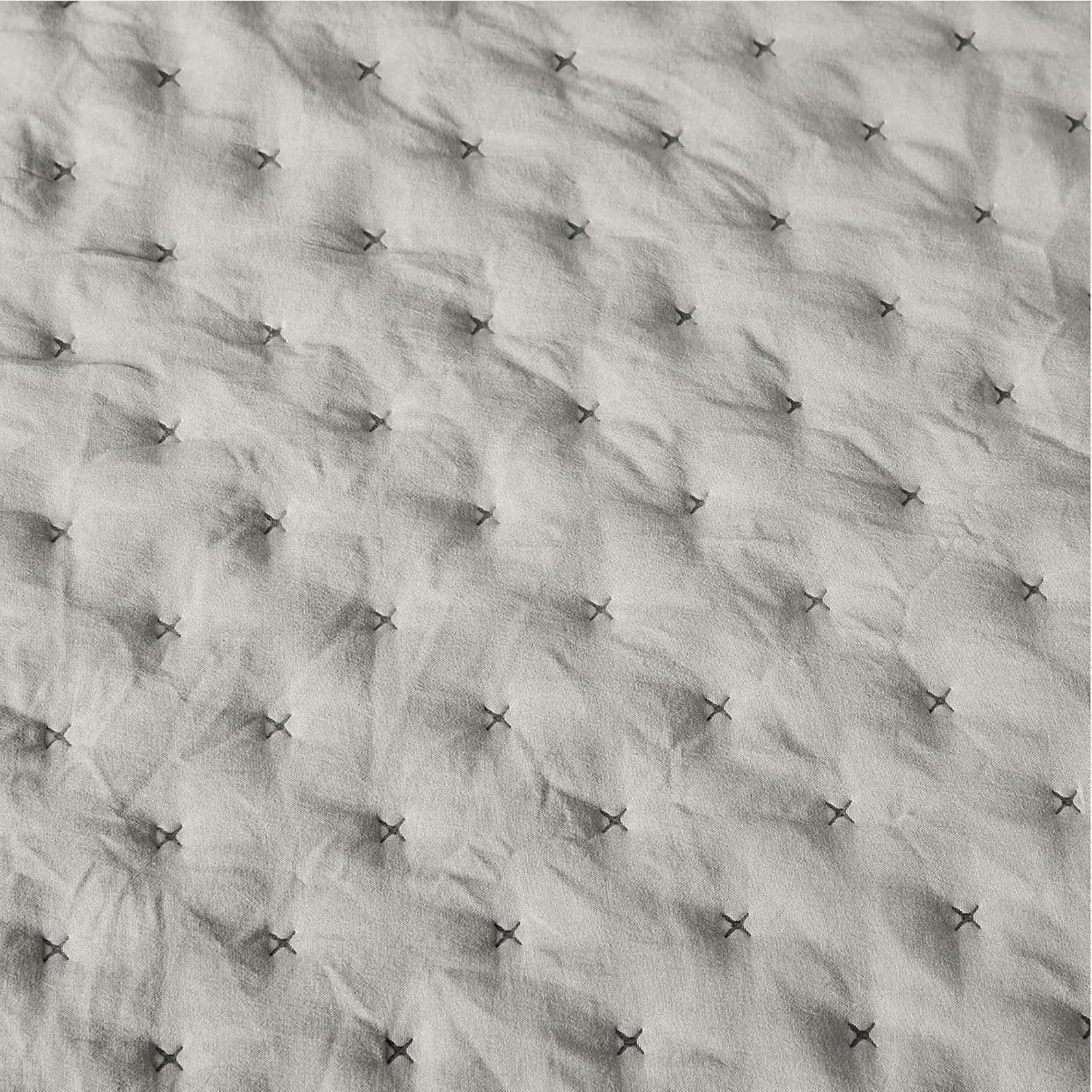 Amazon Basics Brushed Microfiber Quilt Set, Extra Soft with Natural Texture, 2-Piece,Twin/Twin XL, Grey - Image 4