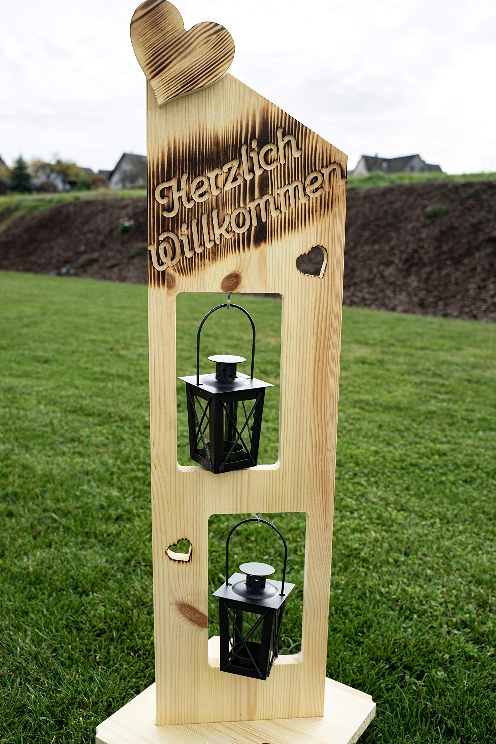 Deko Schild geflammt Herzlich Willkommen NR20 mit 2X Teelichthalter - Geflammtes Herzlich Willkommen Schild - Türschild Holz Deko, Gartendeko, Türdeko - Lackiert & Wetterfest - 25 x 20 x 79 cm