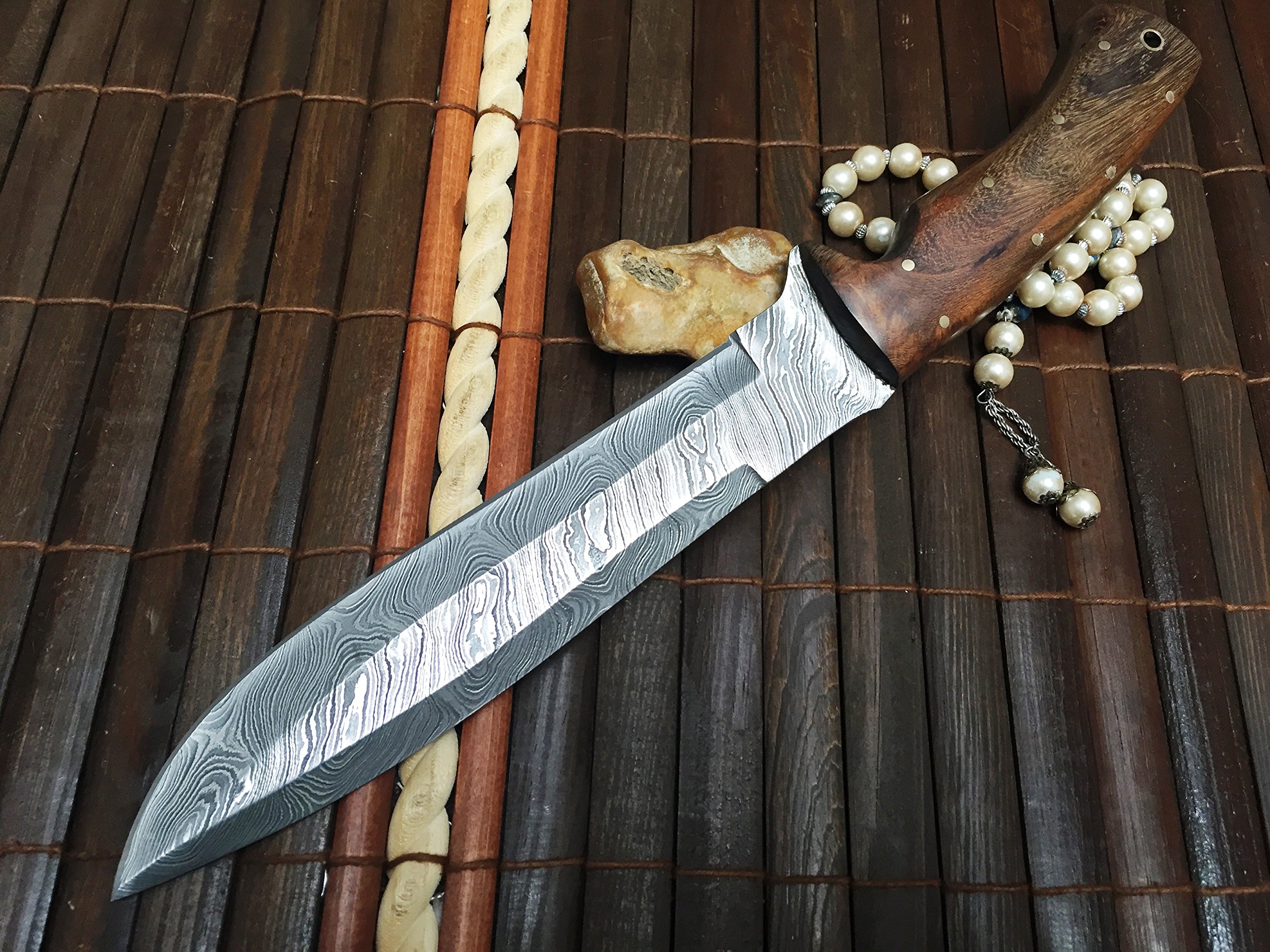 Coltello da caccia, con fodero, in acciaio damascato