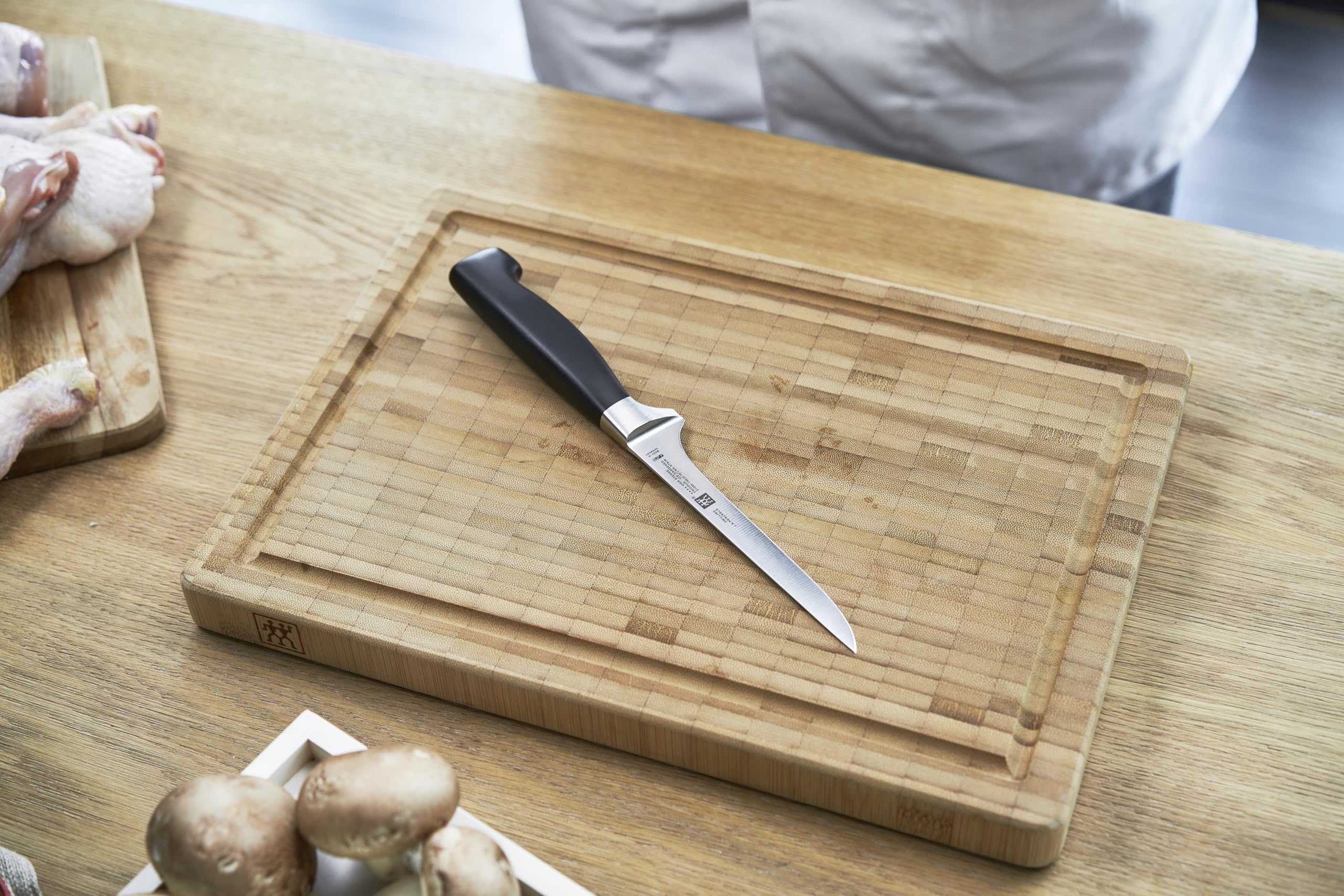 ZWILLING Vier Sterne Ausbeinmesser 14 cm, Rostfreier Spezialstahl, Ergonomischer Kunststoff-Griff, Schwarz [Made in Germany]