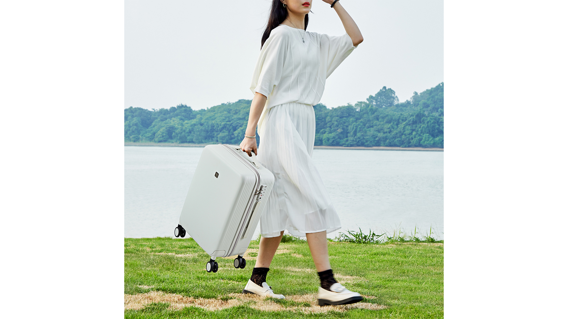 ＊りんご＊　キャバン　ホワイトXS Amazon.com | BISON DENIM 20 Inch Carry On Luggage, PC Lightweight