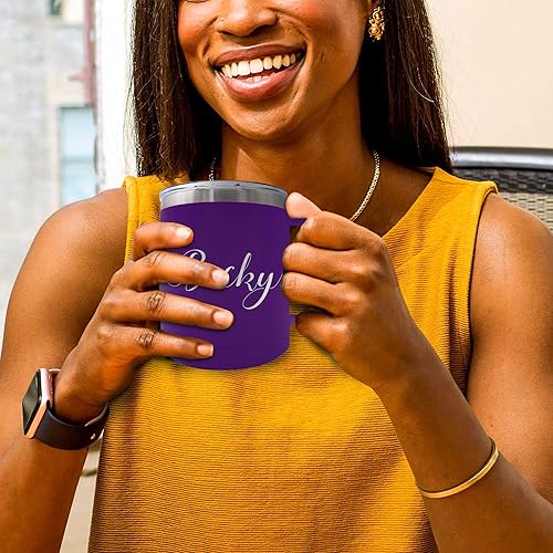 Miniatura 5 de My Personal Memories Taza de café de viaje personalizada y grabada de 15 onzas con asa y tapa, taza personalizada para llevar (morado mate)