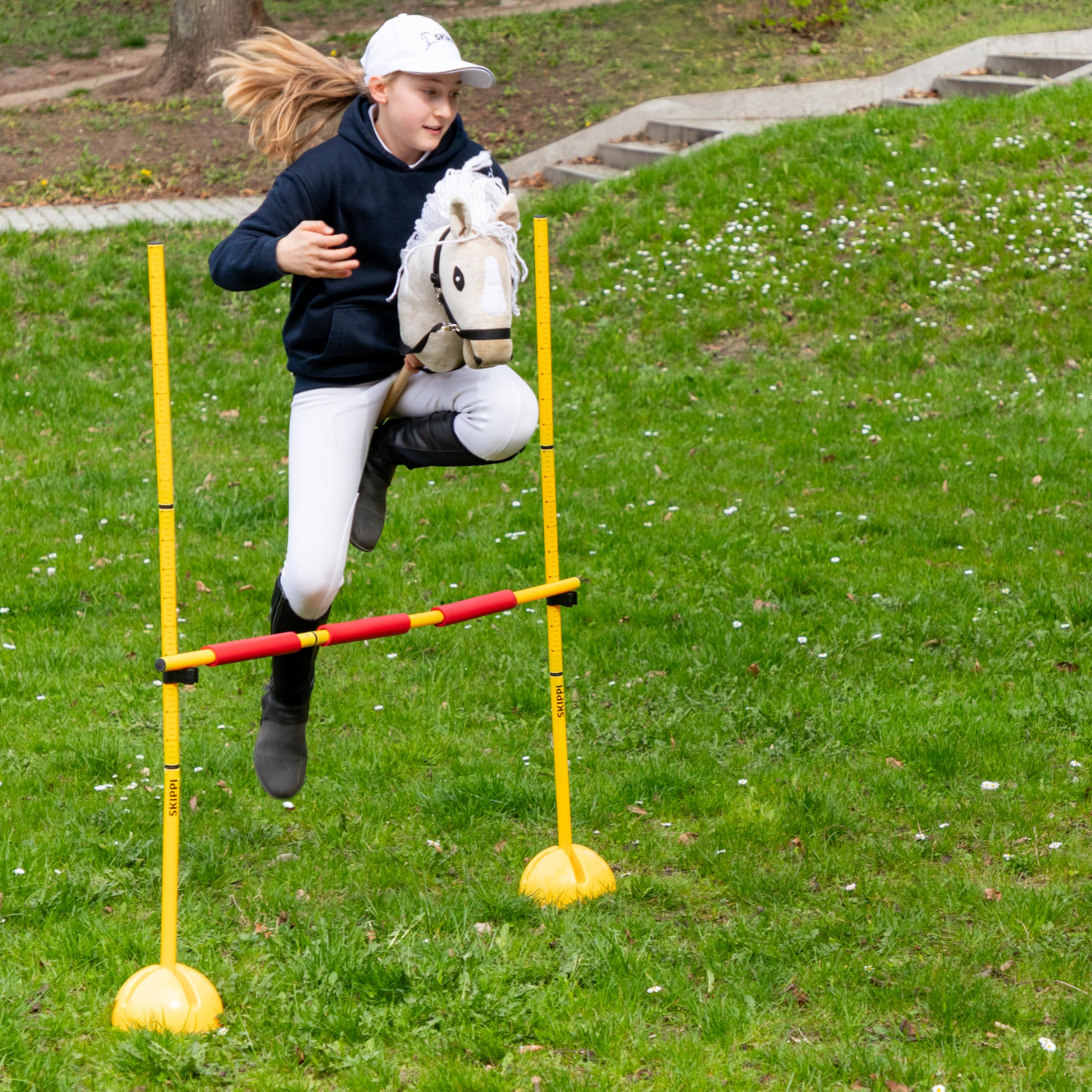 SKIPPI Hobby Horse Almond, Großes Steckenpferd A3, Halfter und Zügeln im Set, Hobby Horsing Pferd mit Zubehör, Ecru, Mandel, Hellbeiges Pferd