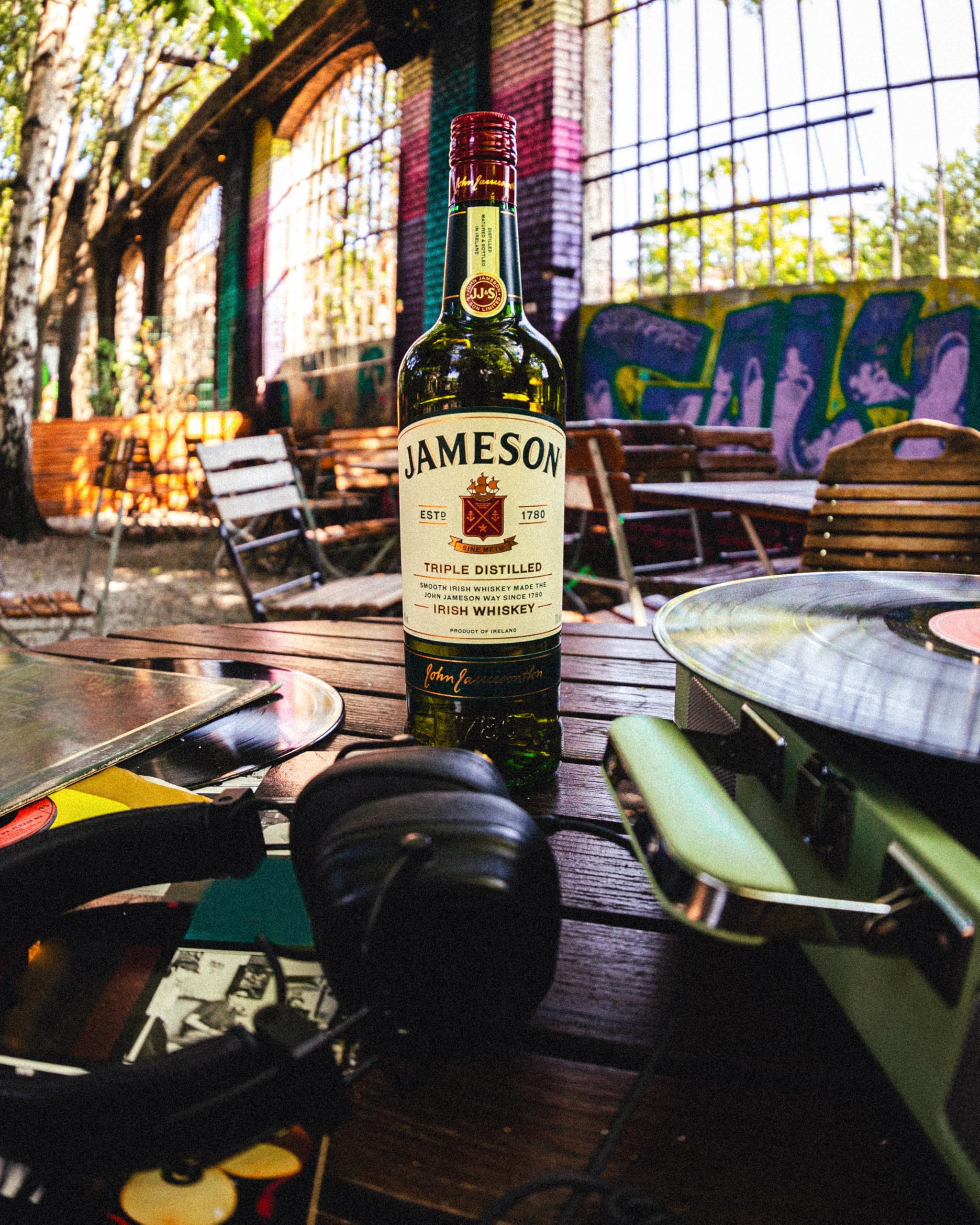 Jameson Irish Whiskey, Blended Irish Whiskey aus feinen, dreifach destillierten Pot Still & Grain Whiskeys, Milder & zeitloser Whisky aus Irland, 1 x 0,7 l