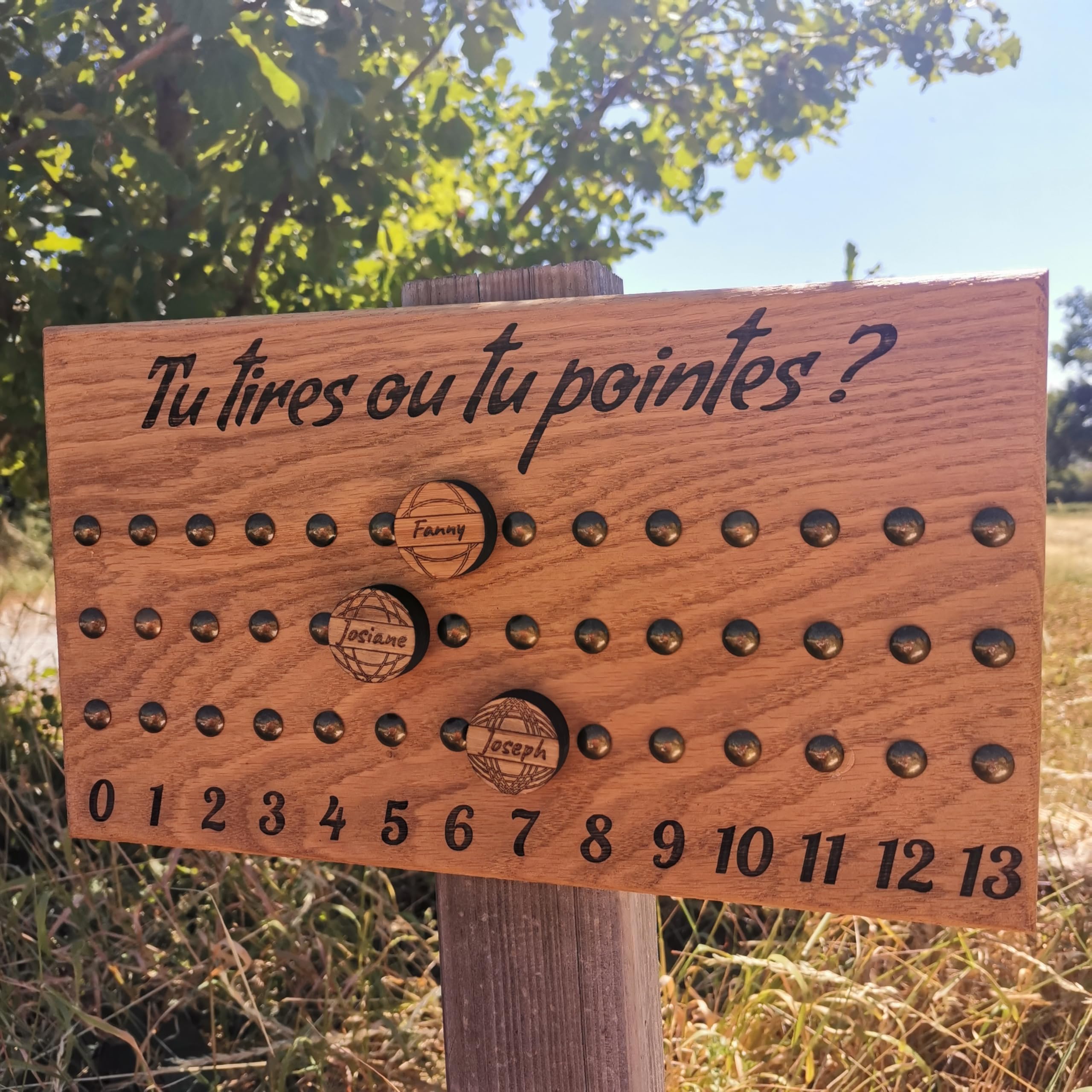 Tit'Adel Tableau de Score pétanque 3 Joueurs avec pions aimantés – Compteur de Points en Bois Massif – Fabrication Artisanale en chêne – Personnalisable – Idée Cadeau pétanque